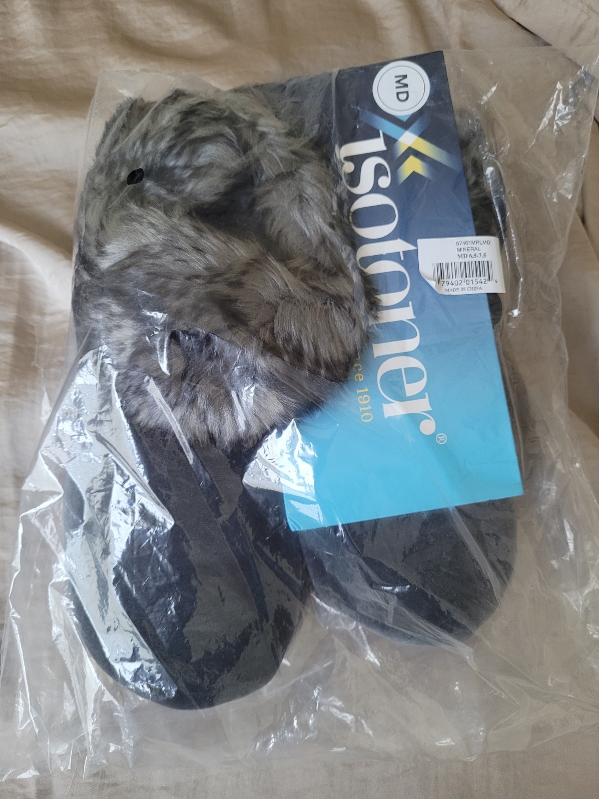 Isotoner Slippers with Faux Fur Collar Machine Washable Size 6.5 to 7.5 New
