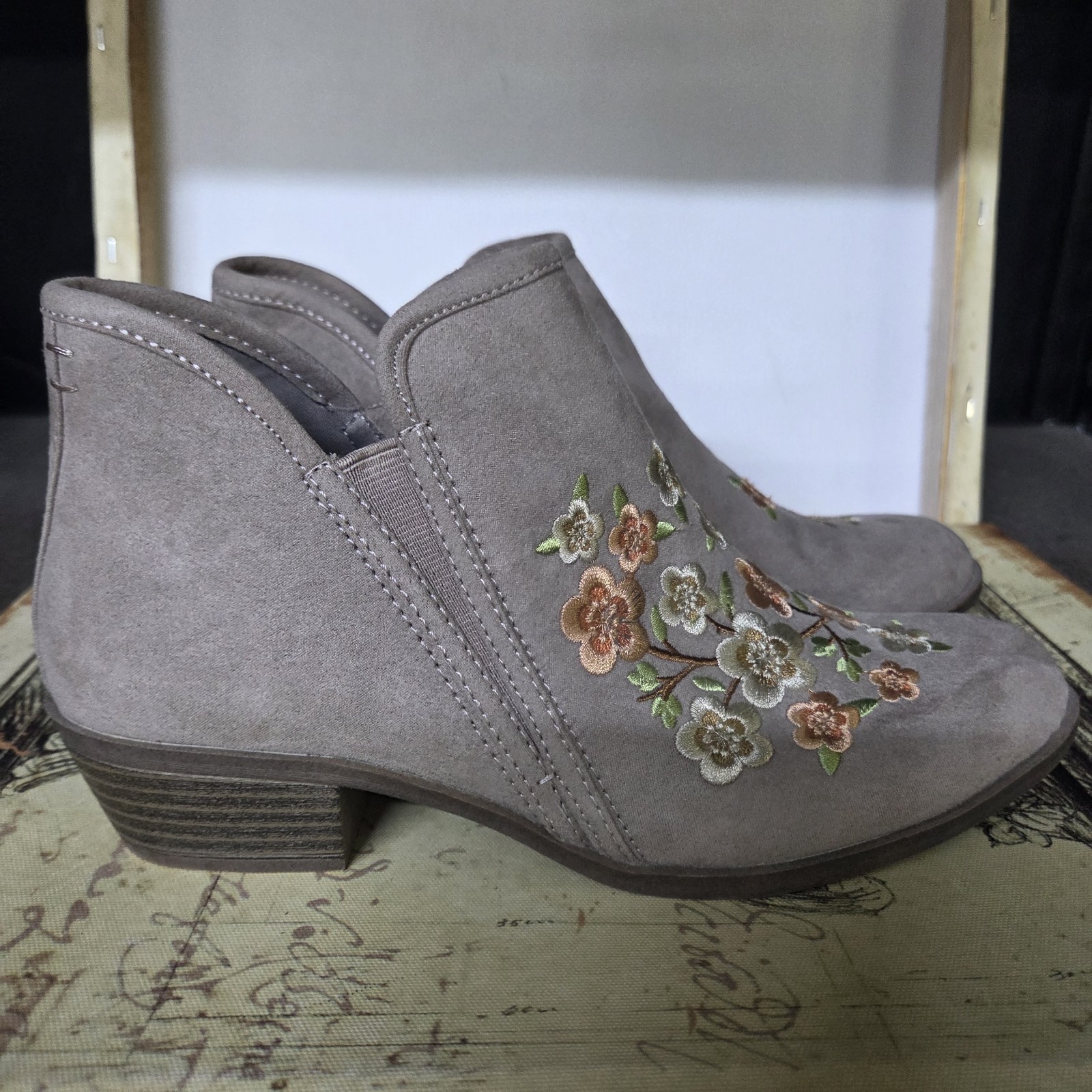 Size 7.5 SO Meme Stone Floral Embr. Taupe Ankle Booties Faux Suede Women’s Boots