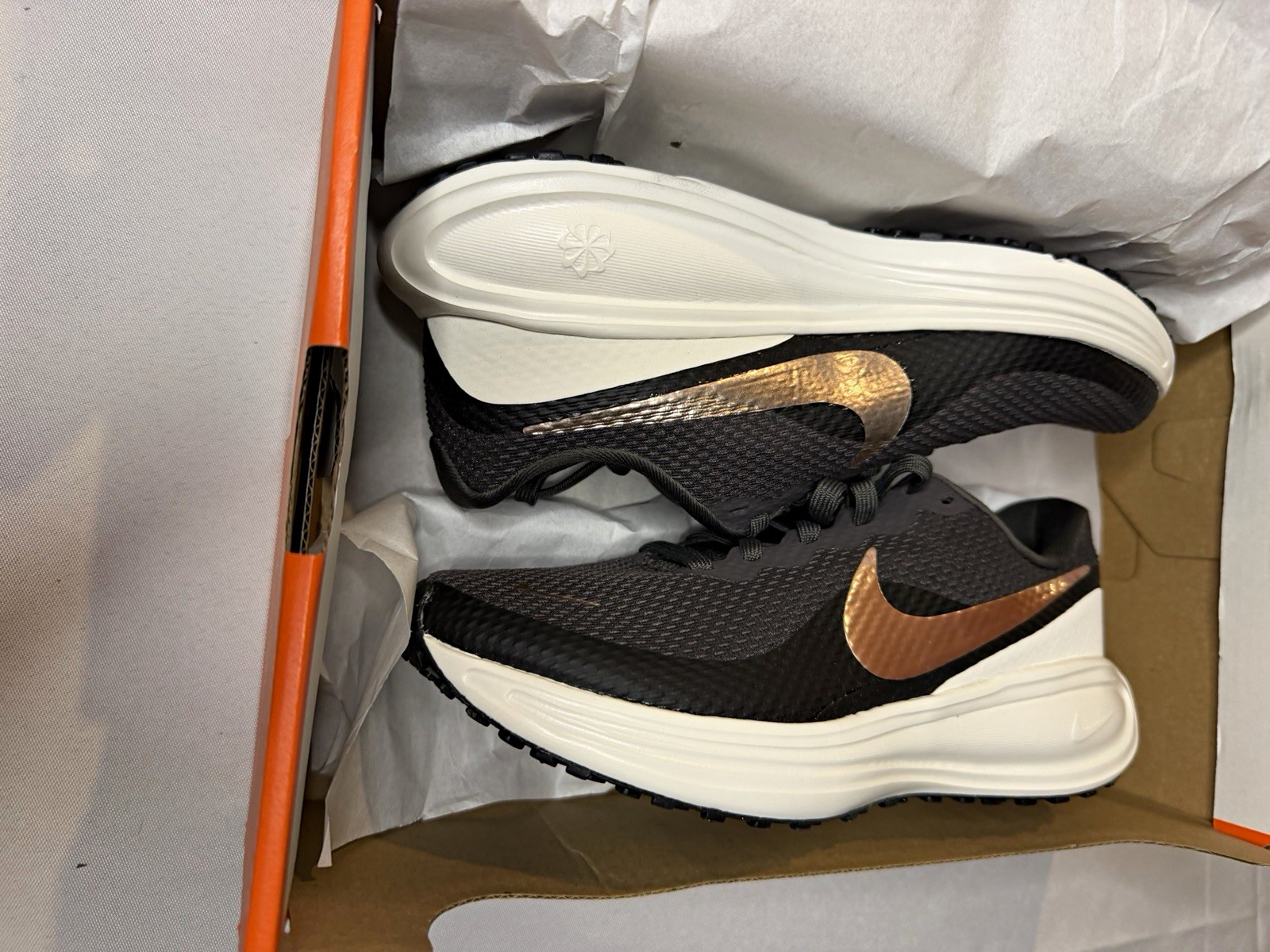 Nike Revolution 8 Women’s Size 6 Medium Ash Metallic Red Bronze HJ8485-200 New
