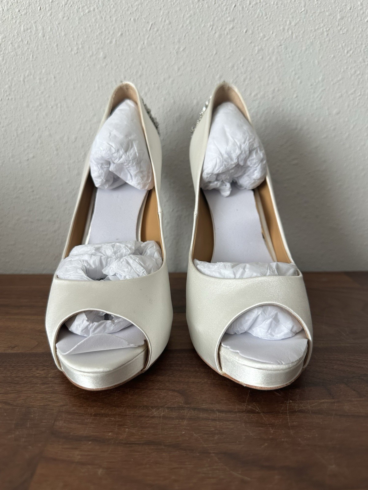 Badgley Mischka Kiara Womens Embellished Peep Toe Pump White Satin US Size 8 M