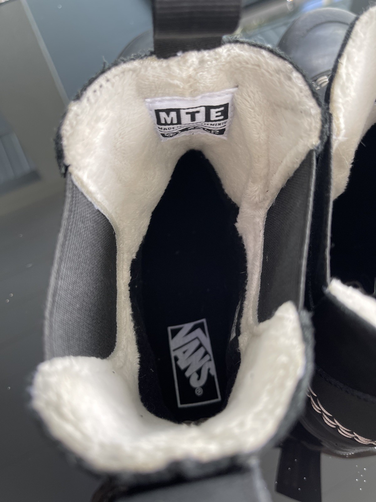 Standard Mid Chelsea Snow MTE Black/Bone Slip On Boots size 10/10.5