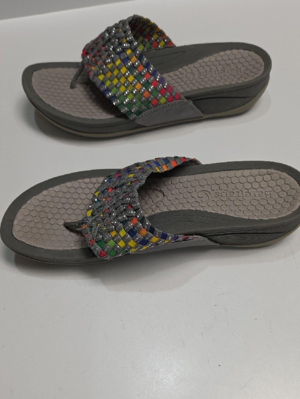 BareTraps Dasie Rebound Technology Thong Gray Multicolor Slide Sandals – Size 9