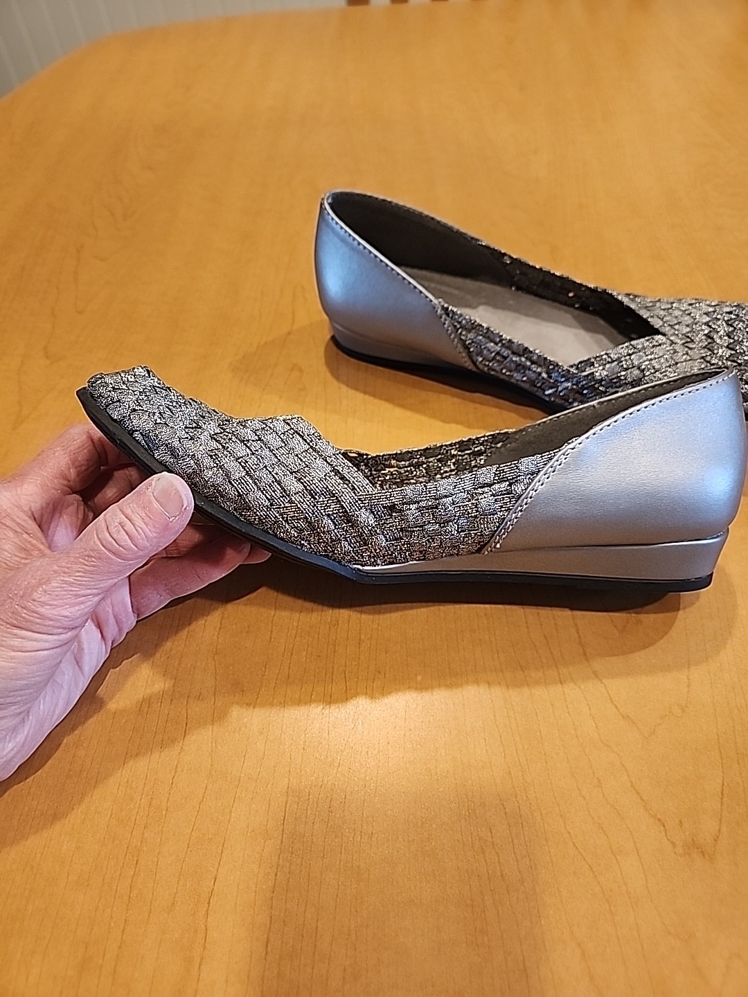 Trendsetter Women’s Slip Ons. Silver. Size 9.5 M