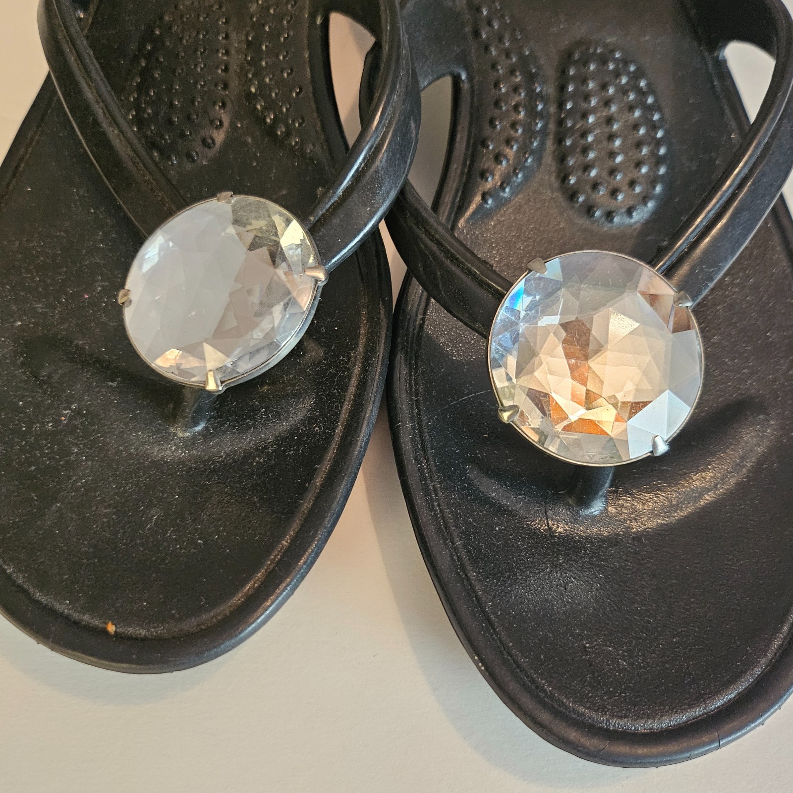 Oka B Womens heeled Black Flip Flop Sandals Size Medium Large with Large Gem