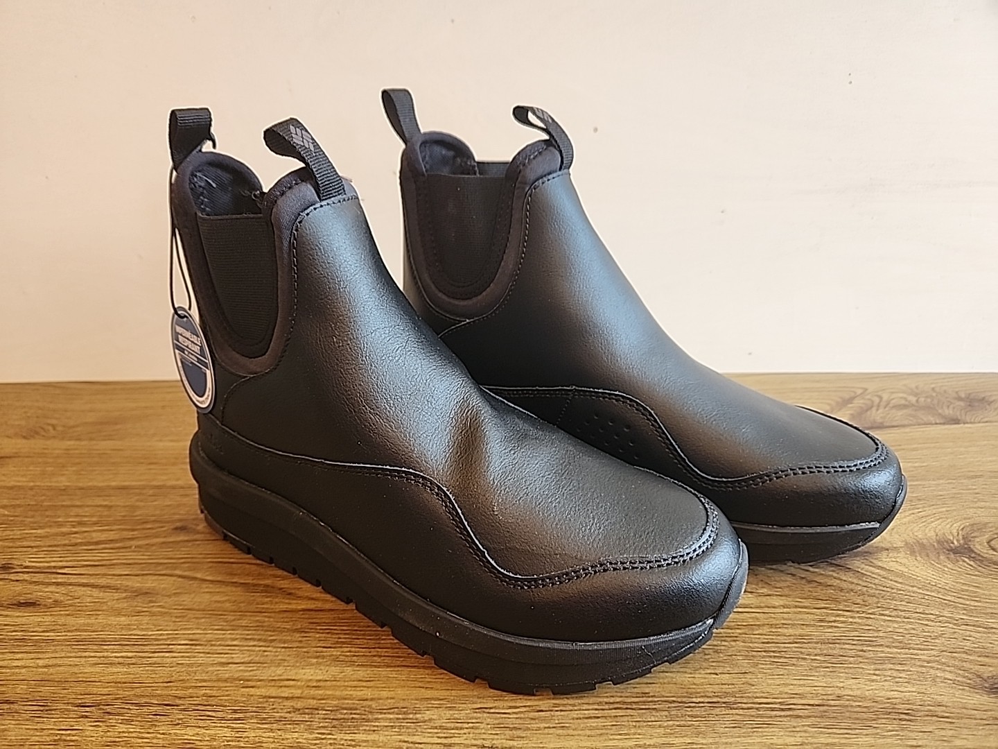Columbia Moritza Chelsea Women’s Black Leather size 8.5 Waterproof Breathable