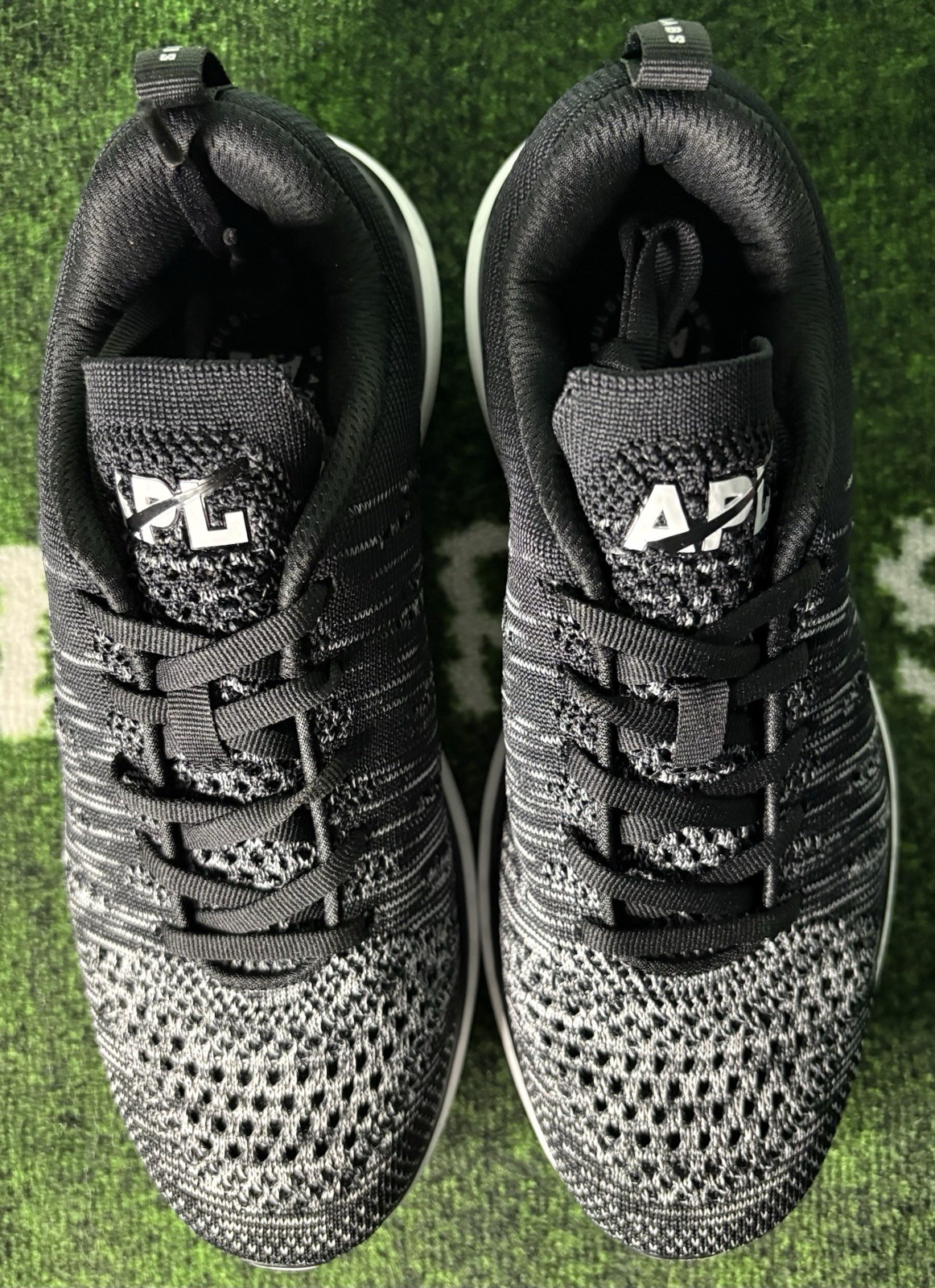 US Women’s 8.5 – APL Techloom Pro “Black/Faded White” New in Box, ALO Yoga