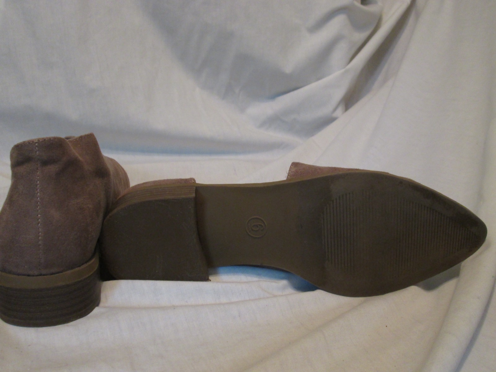 Universal Tread Faux Camel Suede Ankle Boot Open Side Flat Sz 6