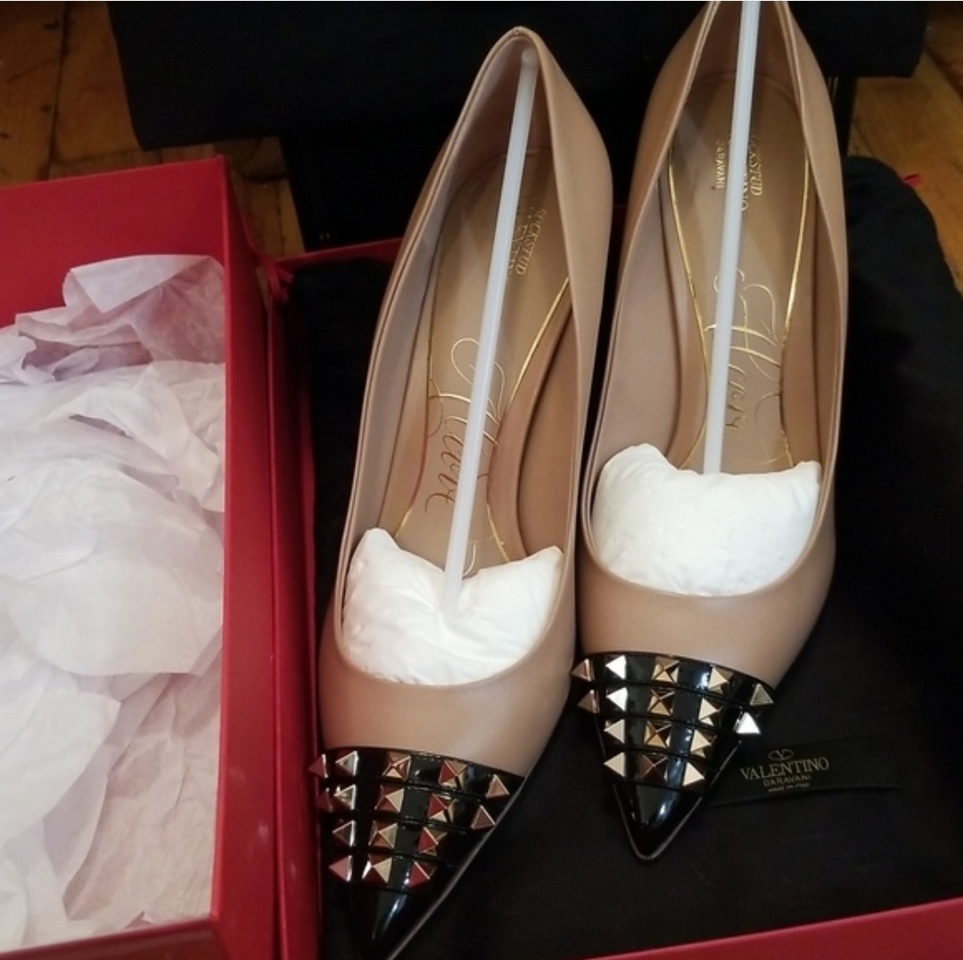 Valentino Garavani Rockstud Pointed Toe Pump Heels Beige/Black Leather 42