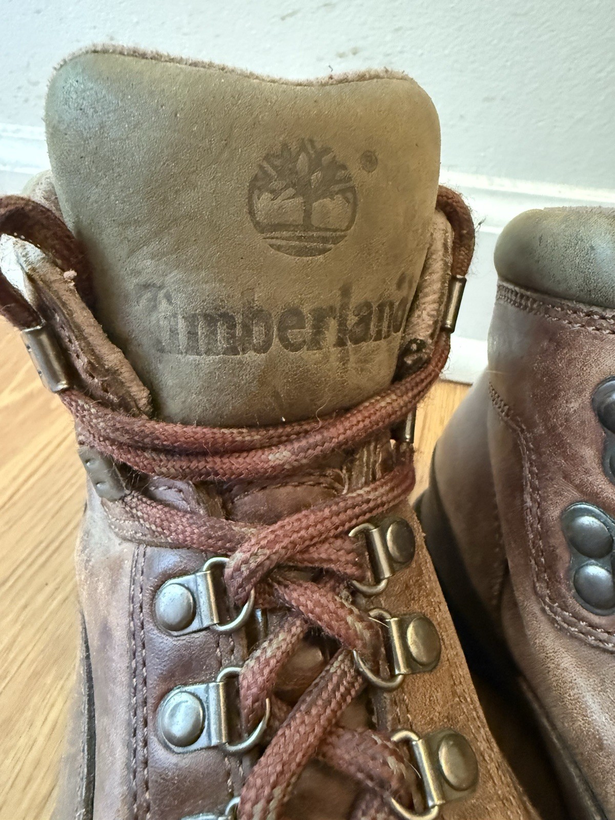 Timberland Brown Leather Hiking Trail Boots Womens Size 7.5 M (DAMAGED LACE)
