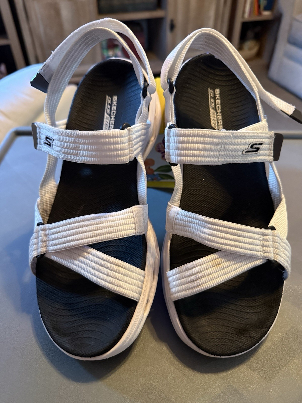 Skechers Size 8 Women’s Glide Step White Strap Sandal