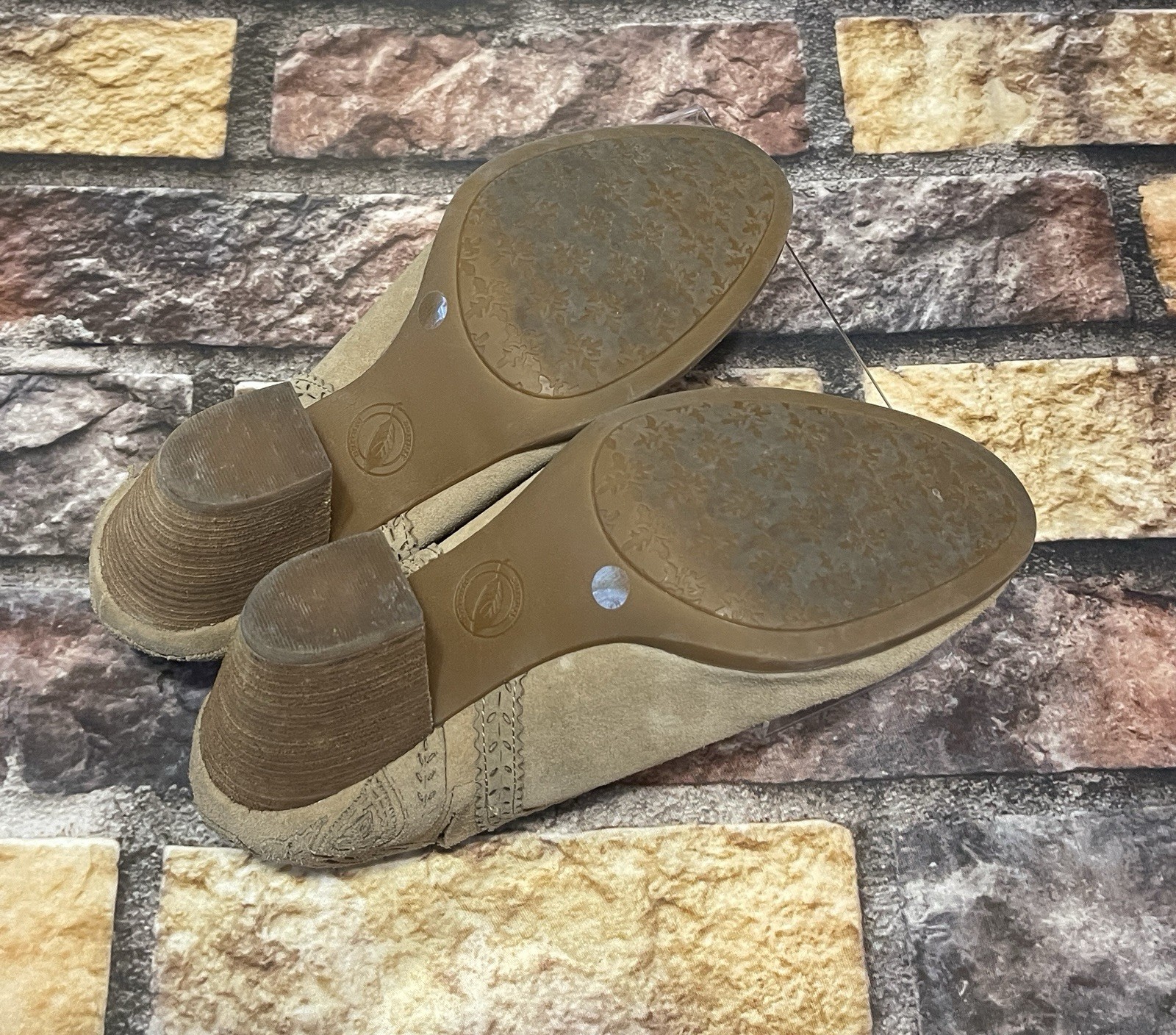 Nurture By Lamaze Suede Ankle Booties Cutout Leaves Scalloped Edging Tan Size 9