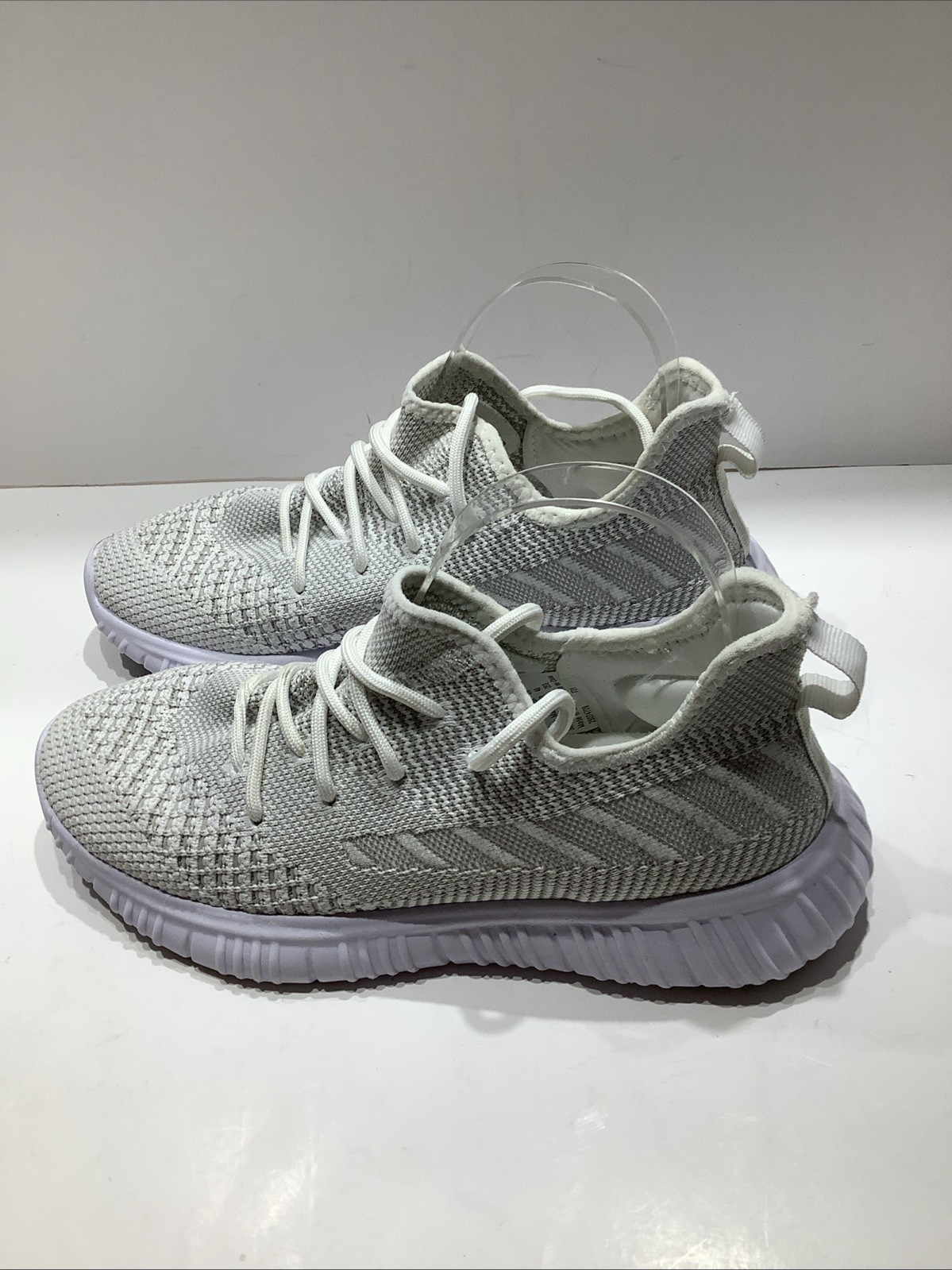 Womens Sz. 8.5M Avia White Knit Memory Foam Trainer Sneakers Ultra-Lightweight