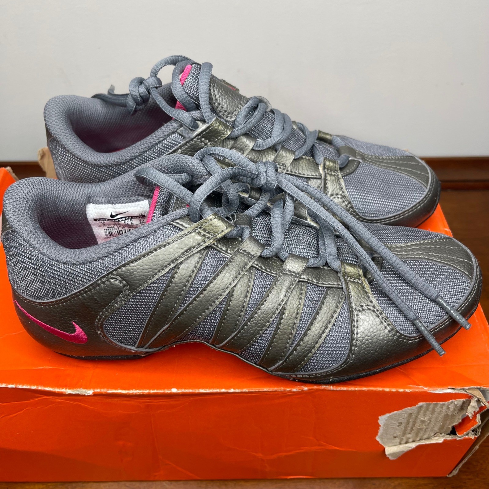 Nike Musique IV Cool Grey Vivid Pink Metallic Dance Running Shoes Womens 5