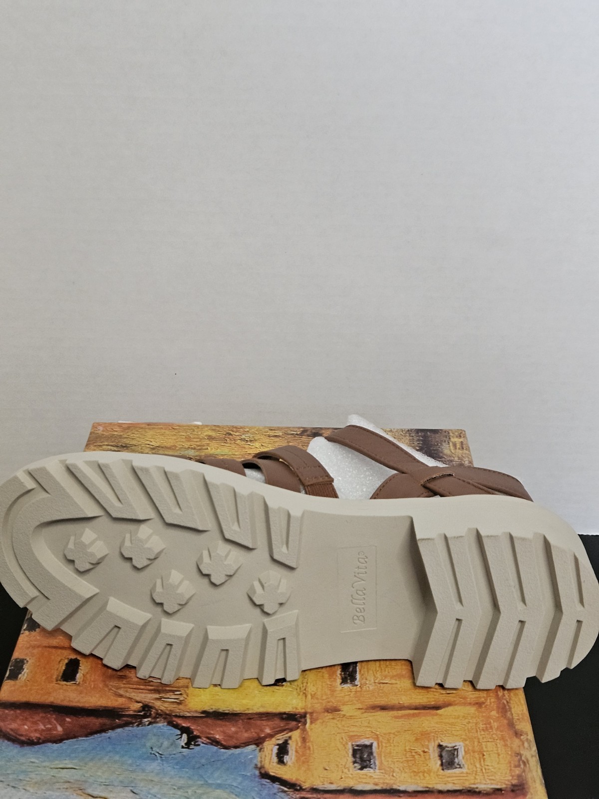 Sz 6.5 – Bella Vita Women’s Loni Flat Sandal, Dark Tan Leather NIB