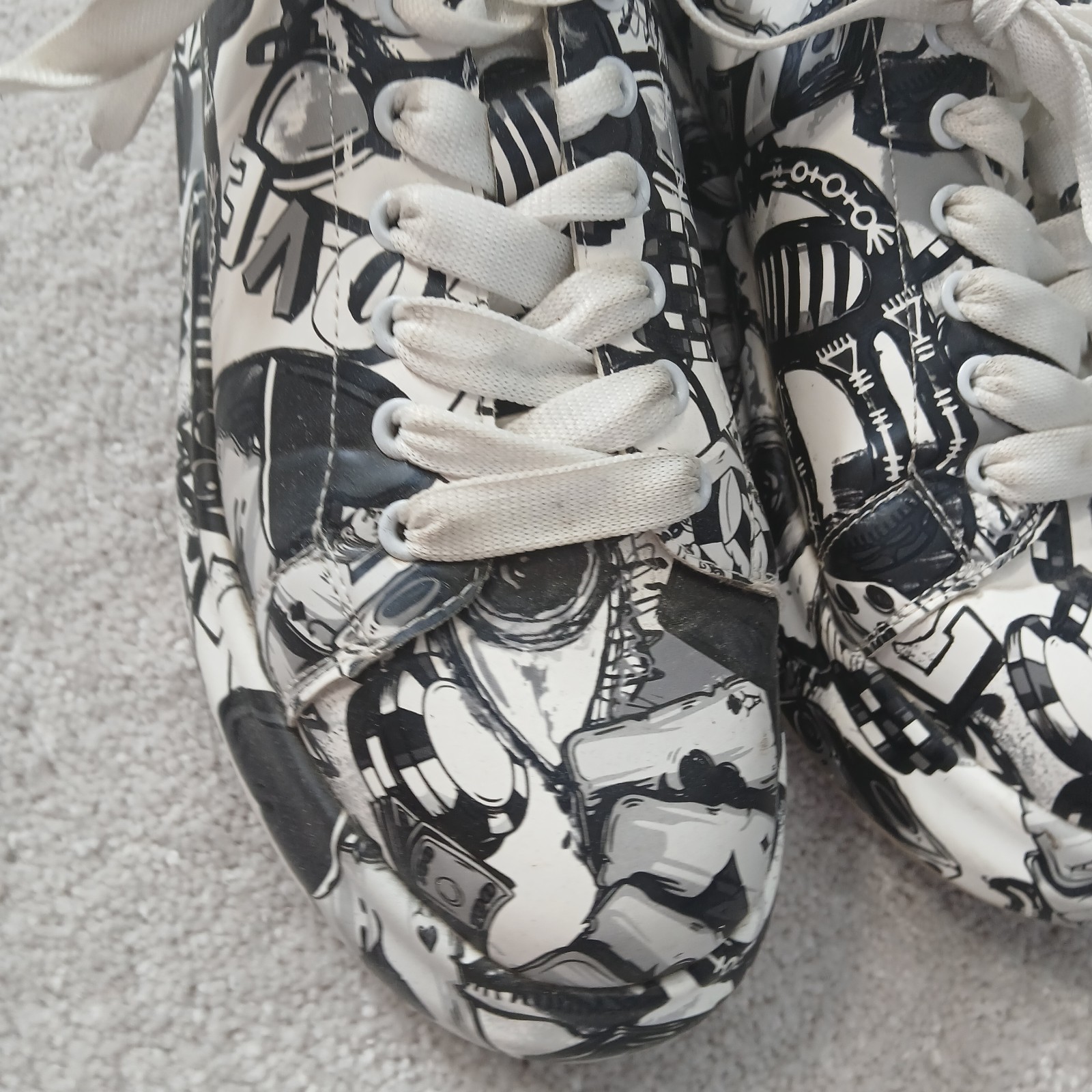 Funky Sneaker Graphics Women’s 8.5 Black White Gray Love Card Heart LaceUp