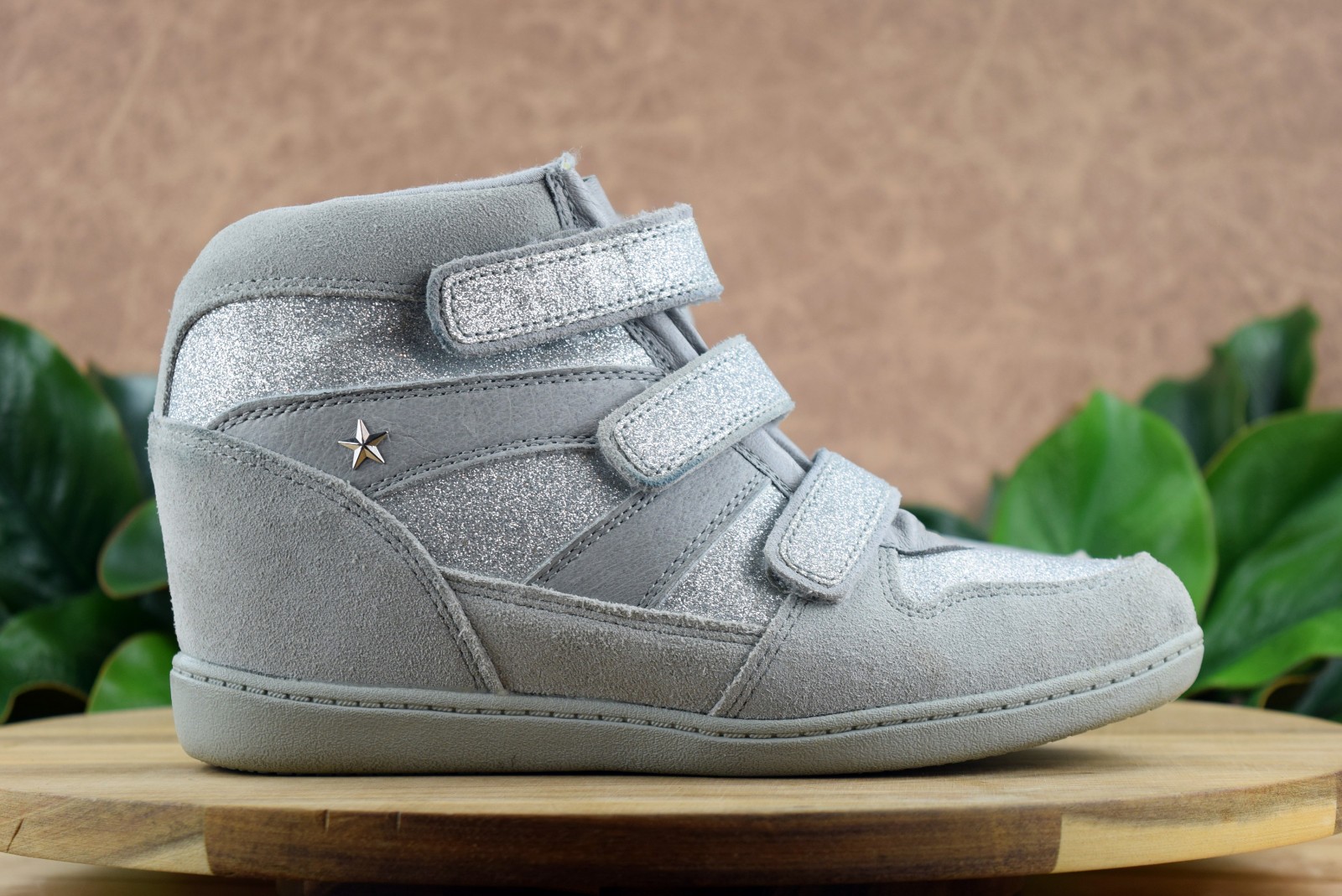 Skechers SKCH +3 Women’s Silver Sparkle Suede Leather SIZE 8 Wedge Hidden Heel