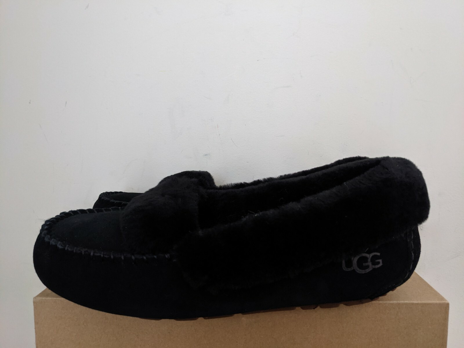 Ugg Australia Womens Dakota Spill Seam moccasin Size 6 NIB
