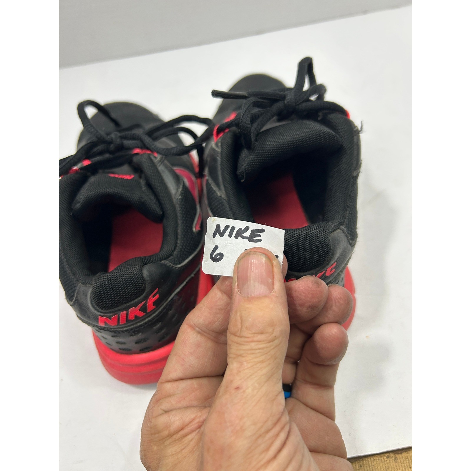 Nike Solid Athletic Sneakers 6 Black Red Low Top Lace Up Running Gym Athleisure