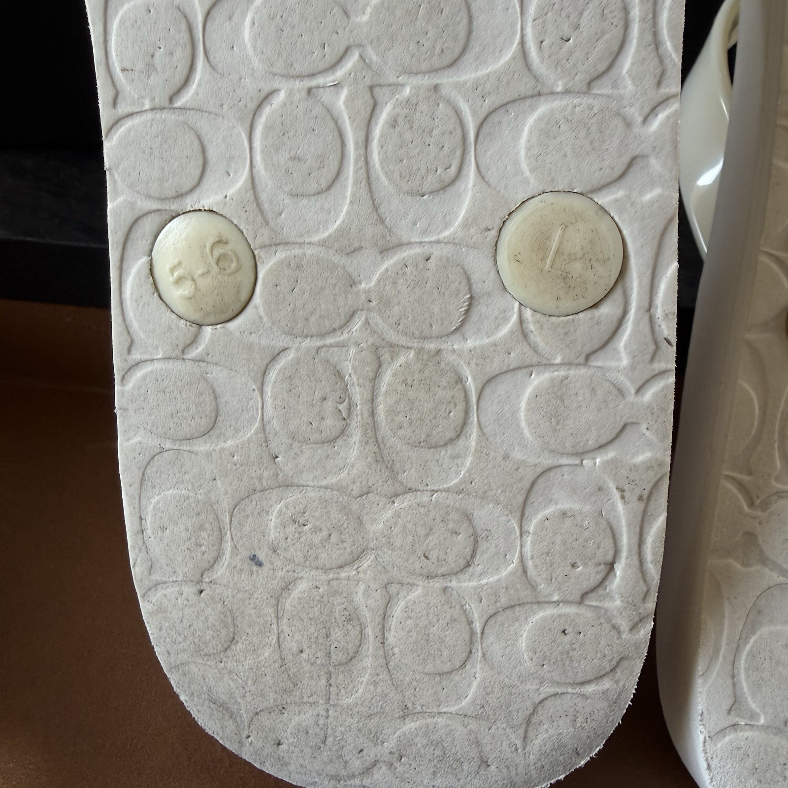 Coach Abbigail Turnlock Logo White Thong Sandals 2016 Womens Size 6 + Box