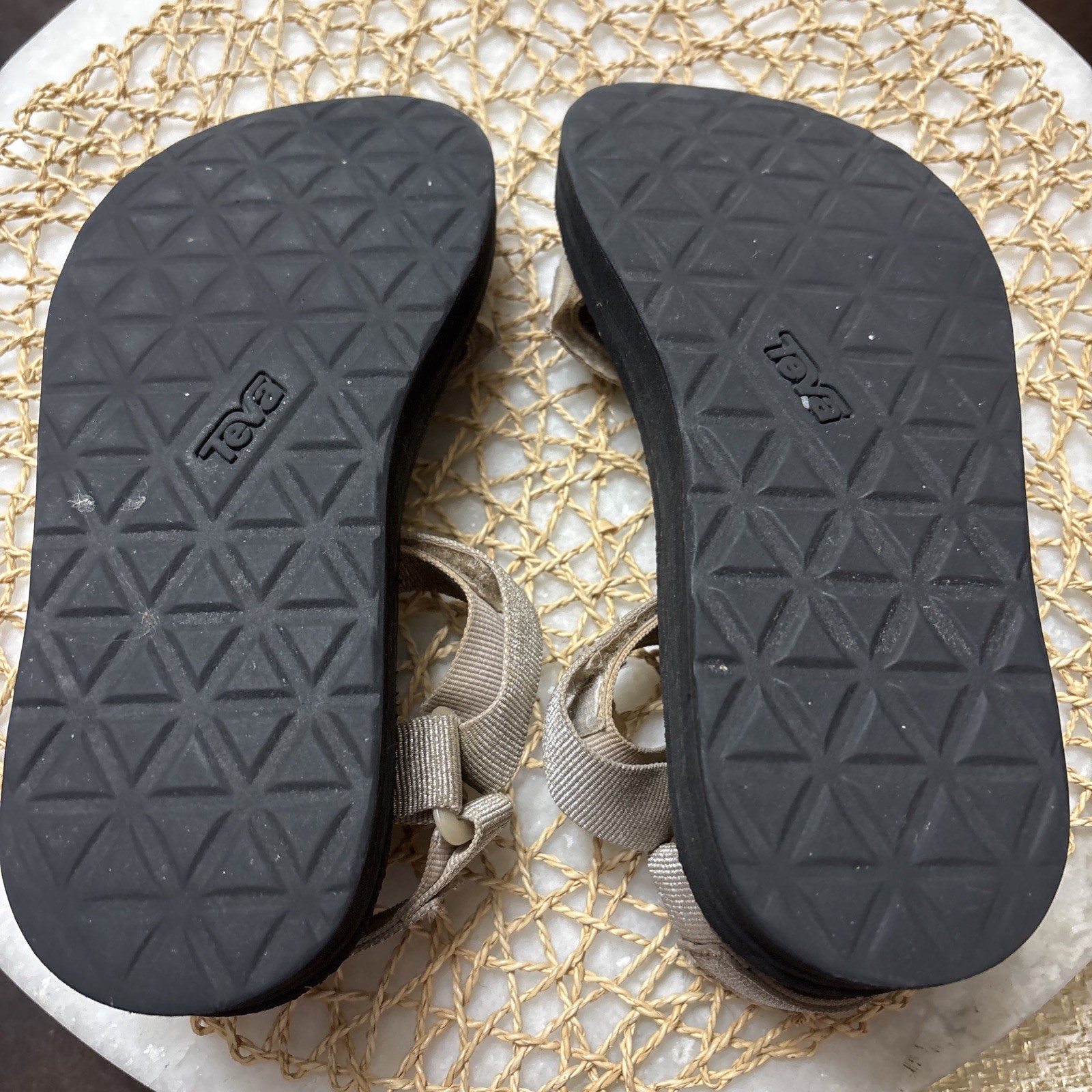 TEVA midform universal women’s Size 6 In Champagne Black Metallic Strappy