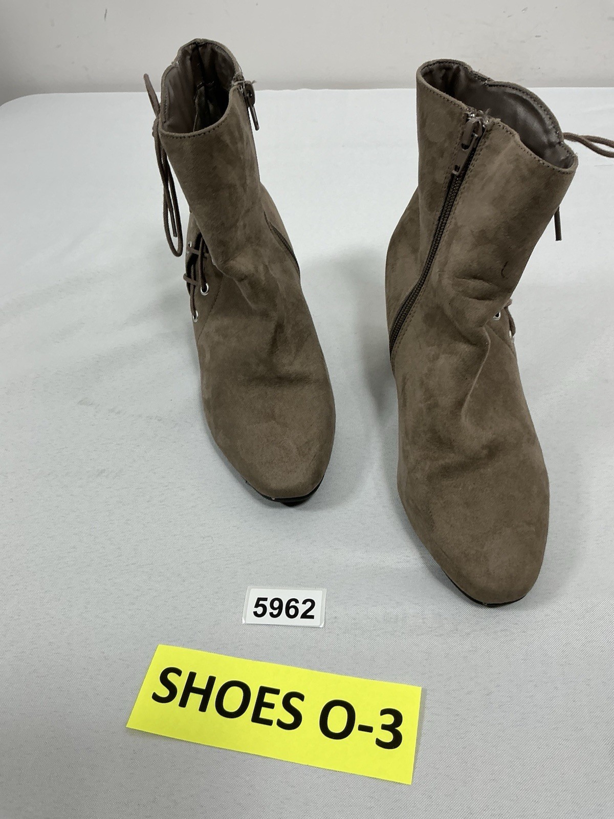 Womans Bamboo Pullon Ankle Boots 8 Tan Side Zip Block Heel Lace Accent