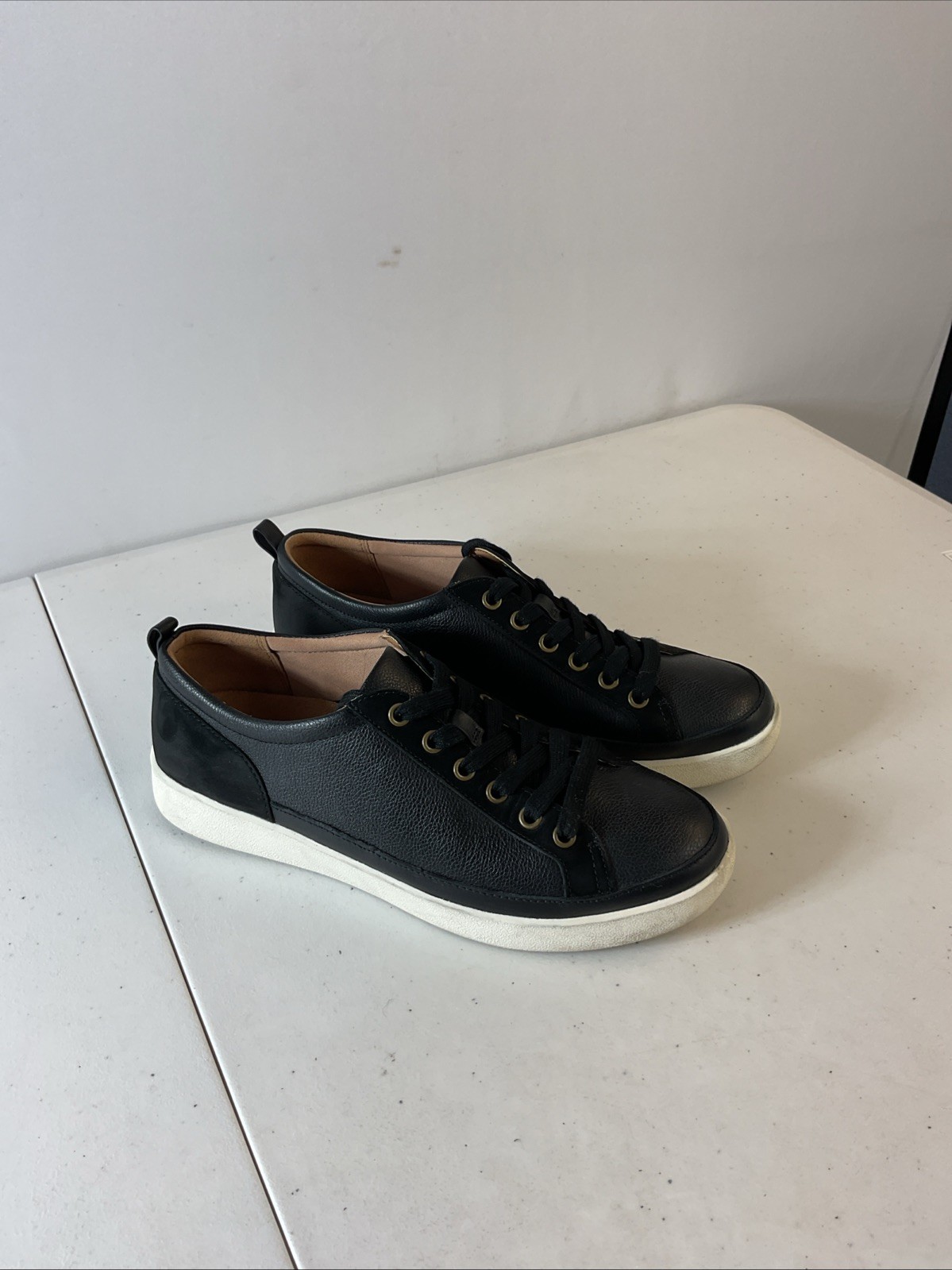 Vionic Winny Women’s Black Leather Suede 9.5 Low Comfort Sneakers Casual Travel