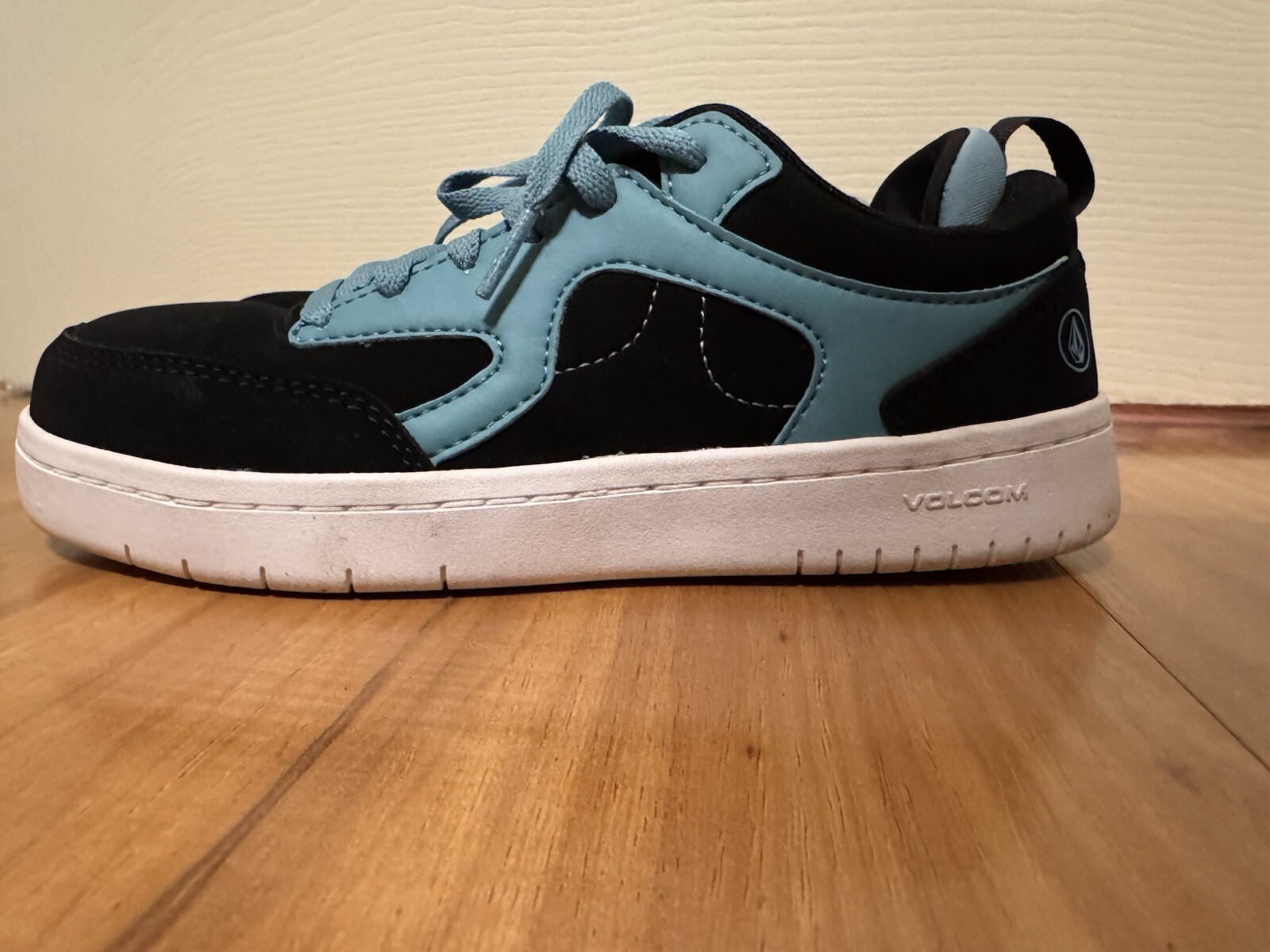 Preloved Volcom Vitals EH Comp Toe Sneaker Women sz 5.5