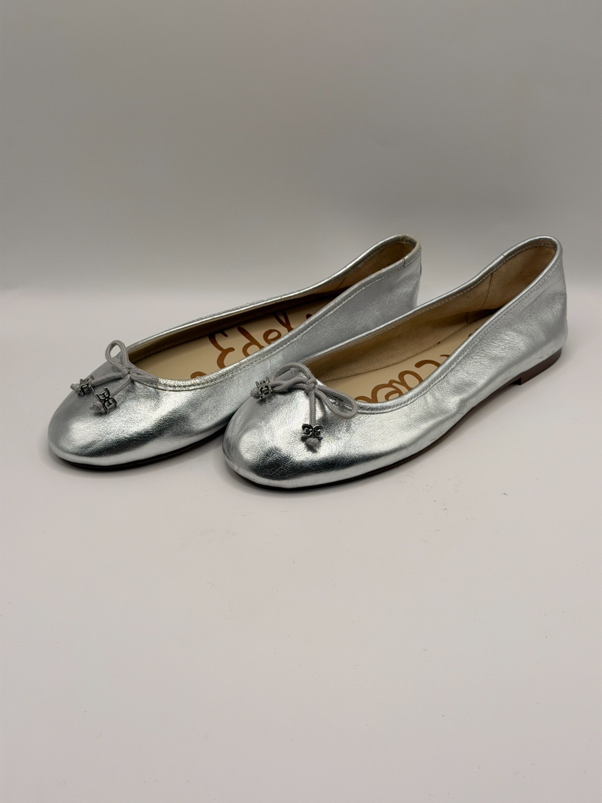 Sam Edelman Women’s Felicia Luxe Emblem Silver Leather Bow Ballet Flats Sz 6