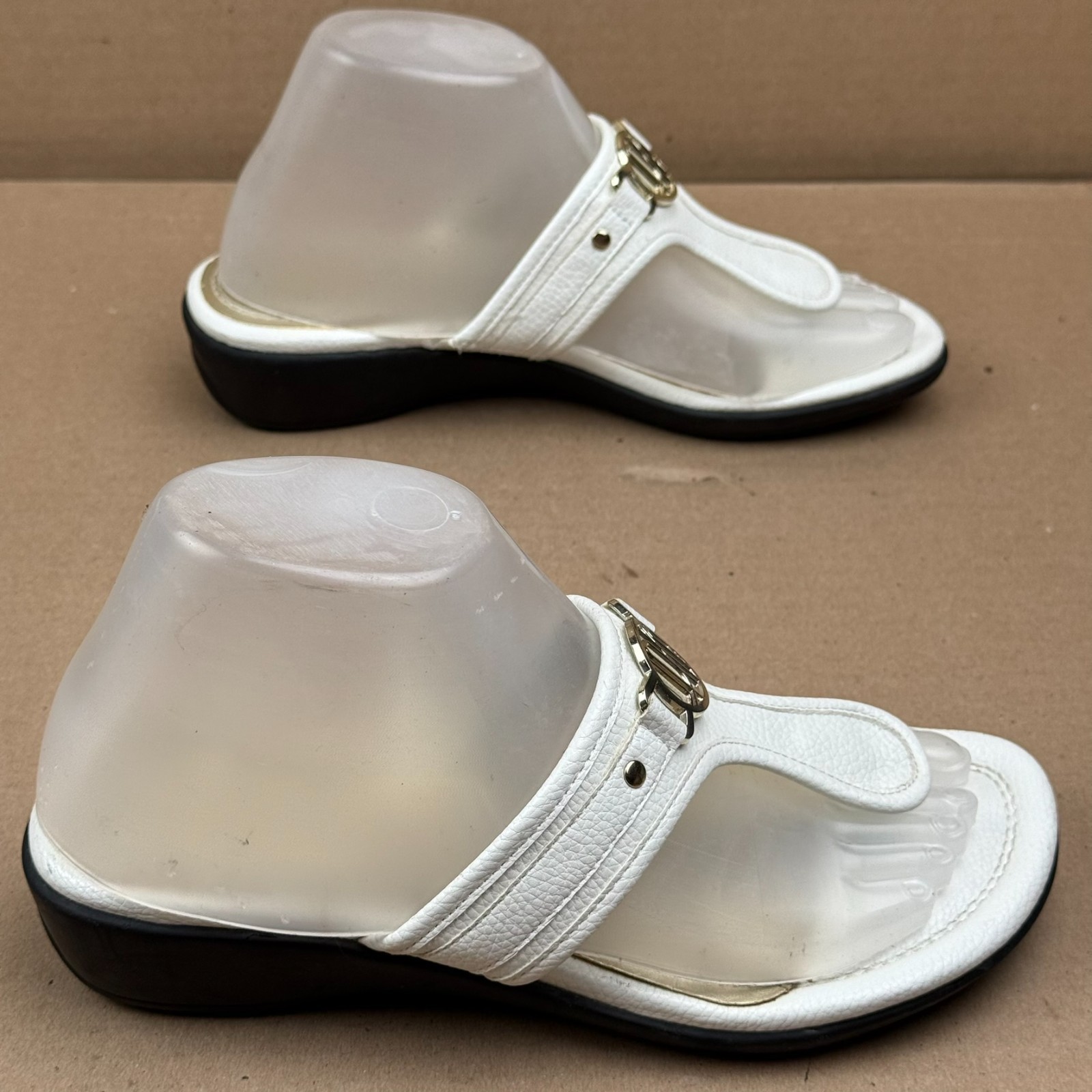 Unisa Sandals Womens 7.5M White Gold UNASHYR-R Thong Logo Slides Damaged