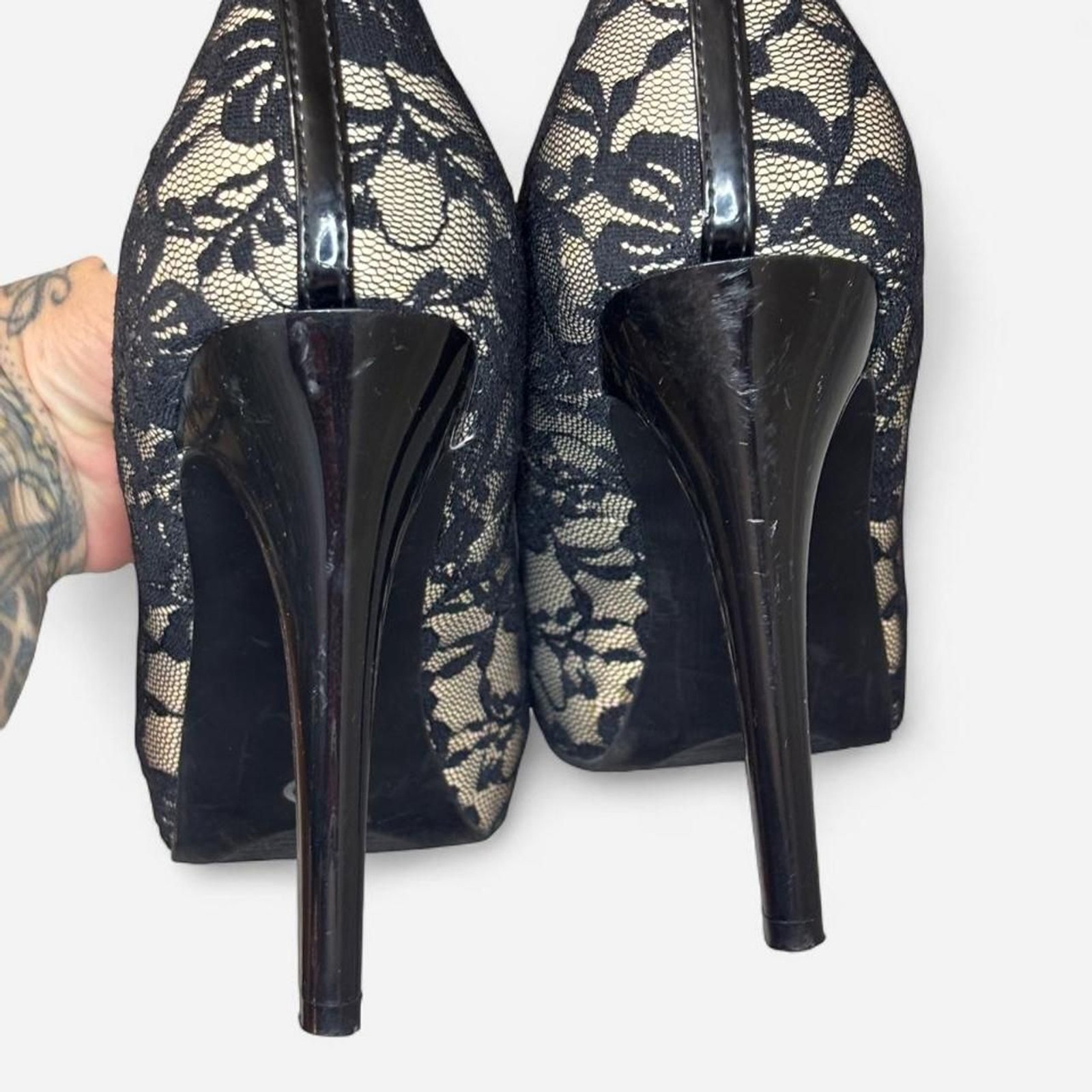 Guess Women’s Black and Blue Courts