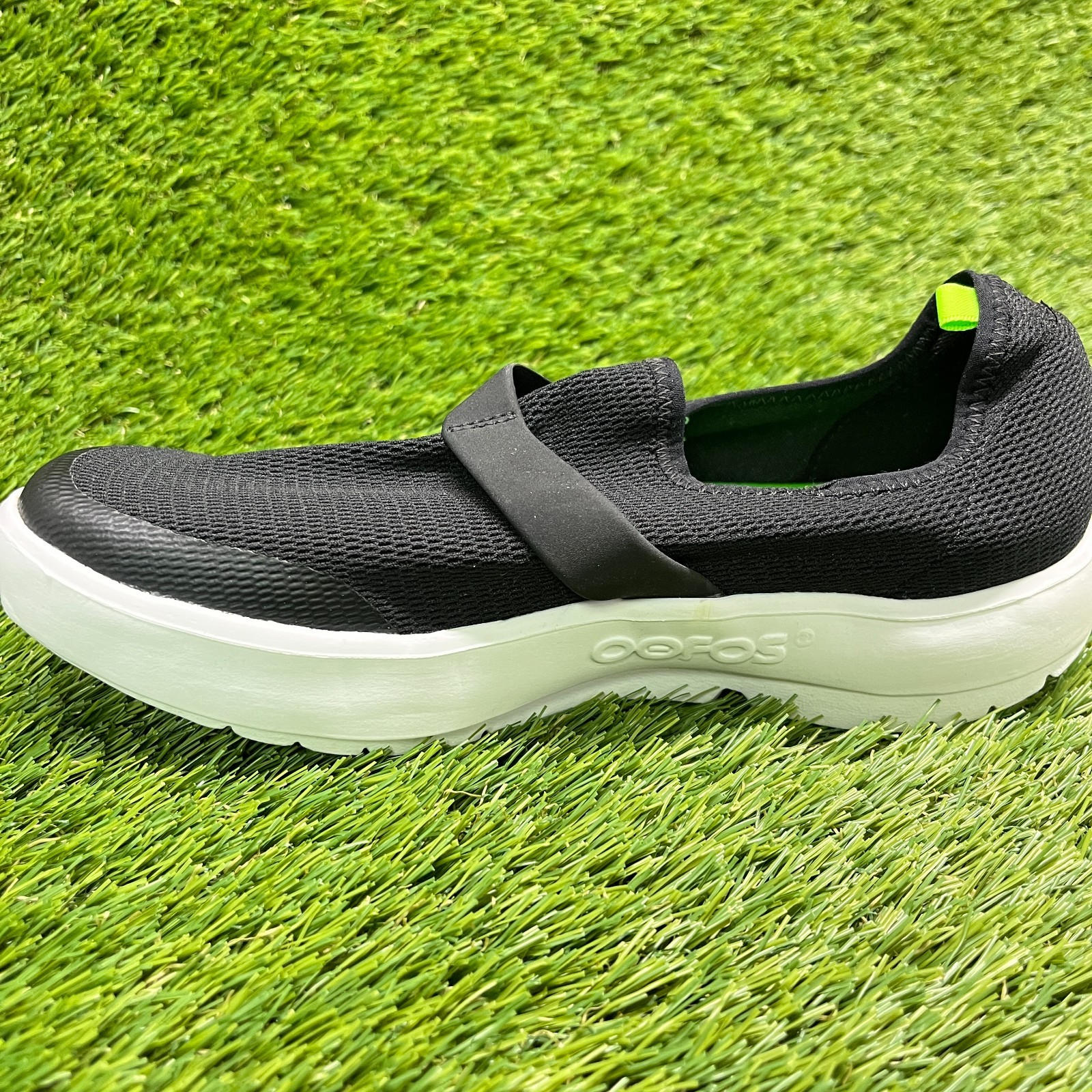 OOFOS OOmg eeZee Low Womens Size 8.5 Black Casual Walking Slip On Recovery Shoes