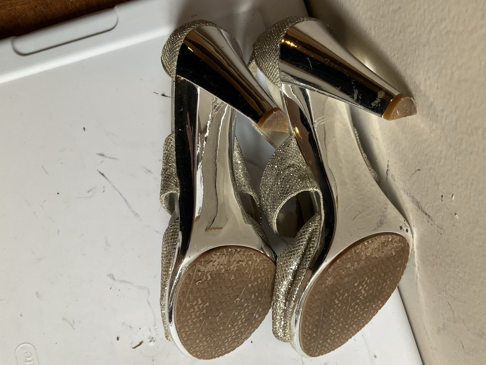 Michael Kors Berkeley T strap stiletto sandals silver shiny glitter 10 M zip