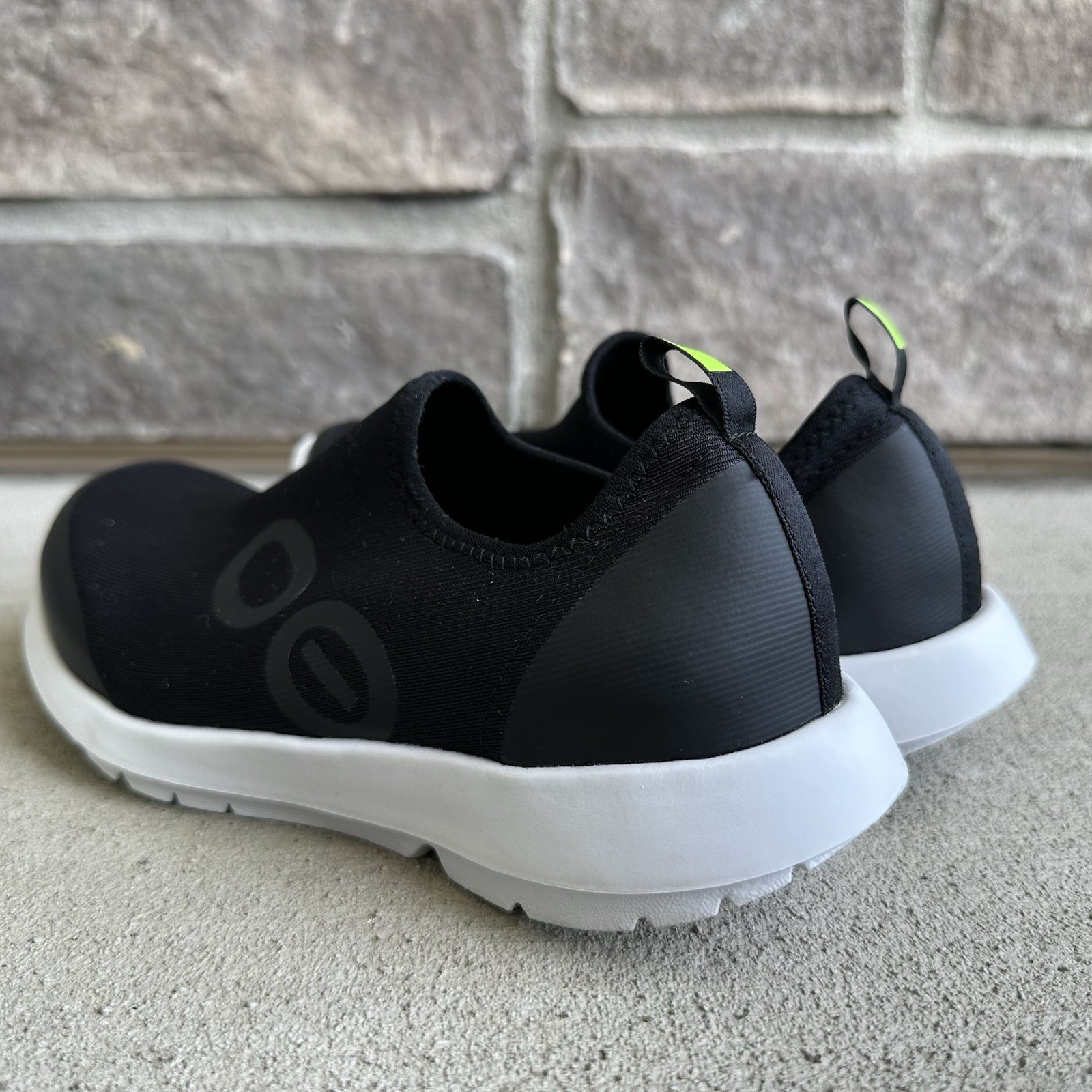OOFOS OOmg eeZee Low Womens Size 8 Black Casual Walking Slip On Recovery Shoes