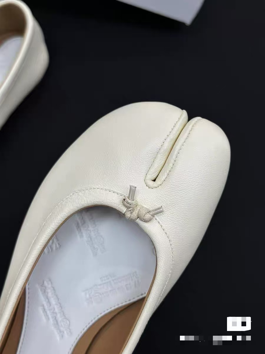 Women’s Margiela Single shoe tabi split toe shoe flat pleated shoe