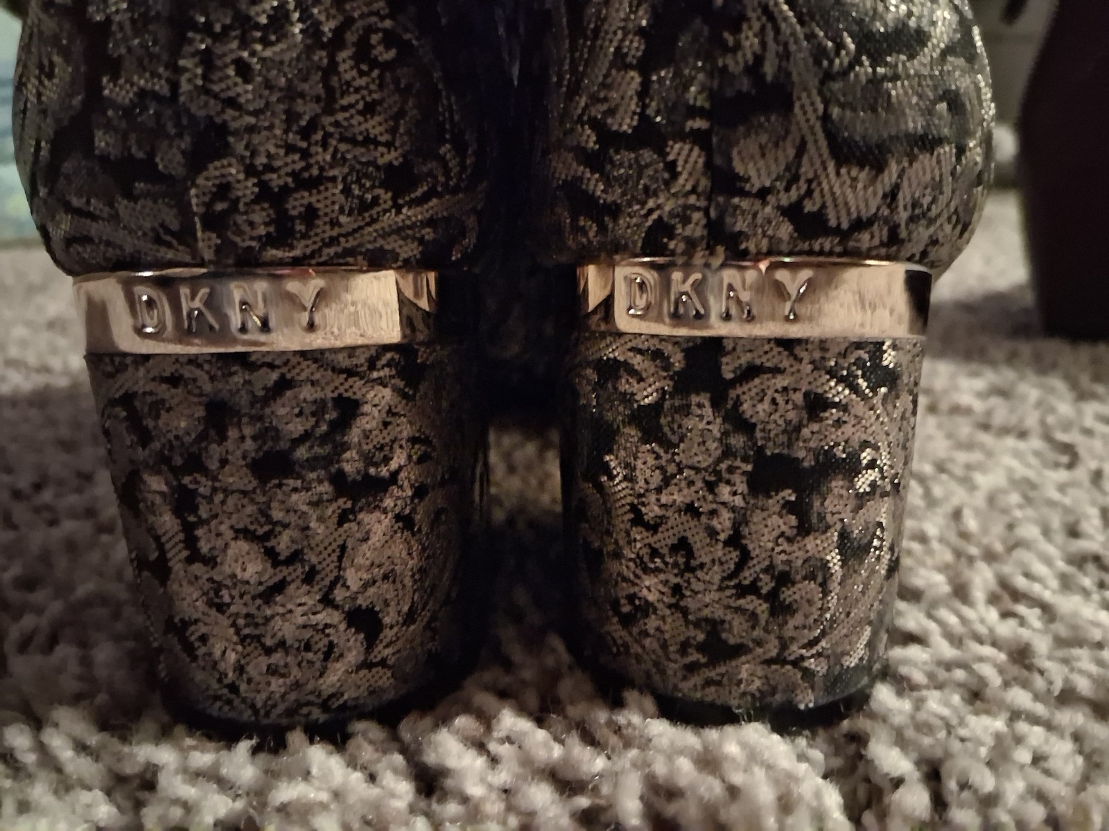 DKNY Metallic Black Gold Ankle Booties Block Heel & Matching Metal Strao Purse