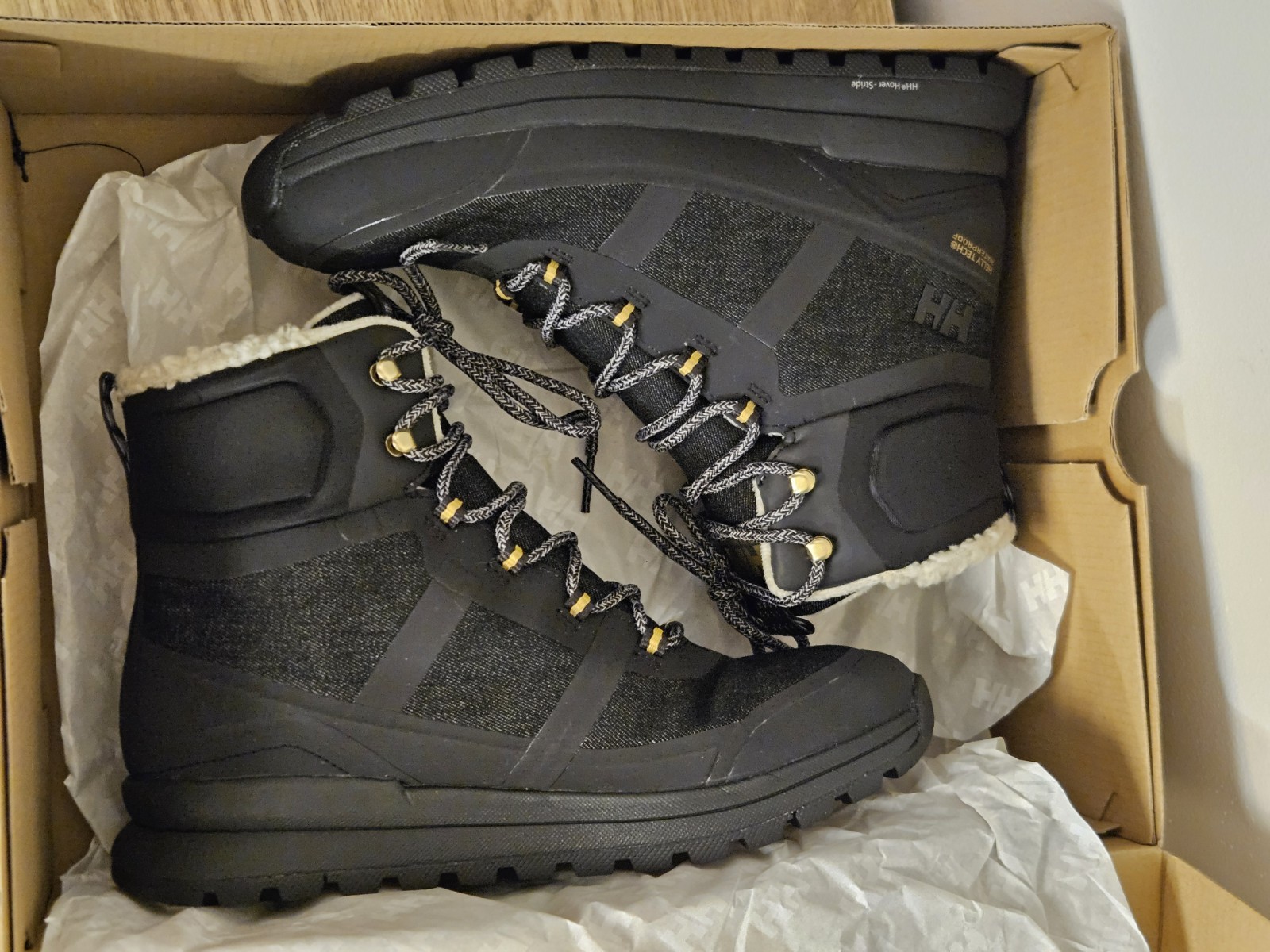 NIB Helly Hansen Whitley Winter Boots Women 7.5 Black Waterproof Insulated New