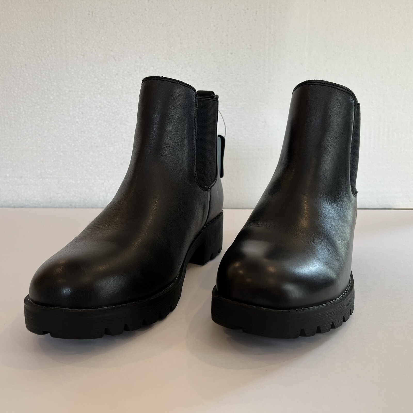 Vepose Women’s Lug Sole Chelsea Ankle Boots Size 8.5 New With Tags