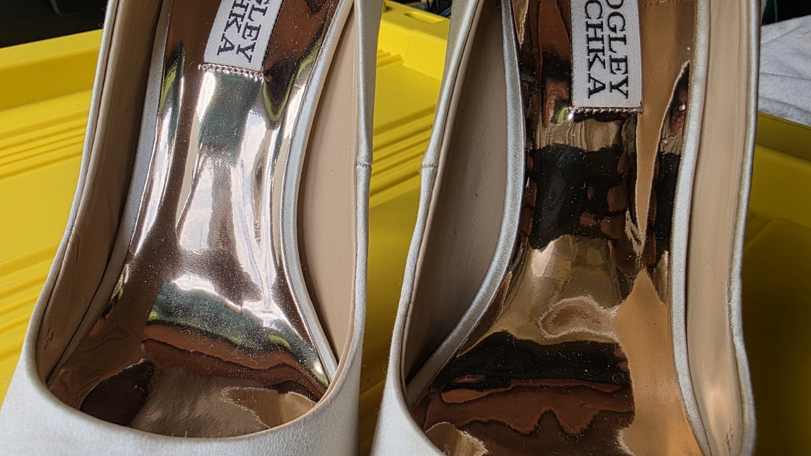 Badgley Mischka Kiara Champagne Satin Crystal Embellished Peep Toe Pumps Size 7M