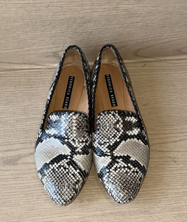 VERONICA BEARD SNAKE PRINT LEATHER SEMI ROUND TIP DETAIL CASUAL FLATS Sz 39.5M