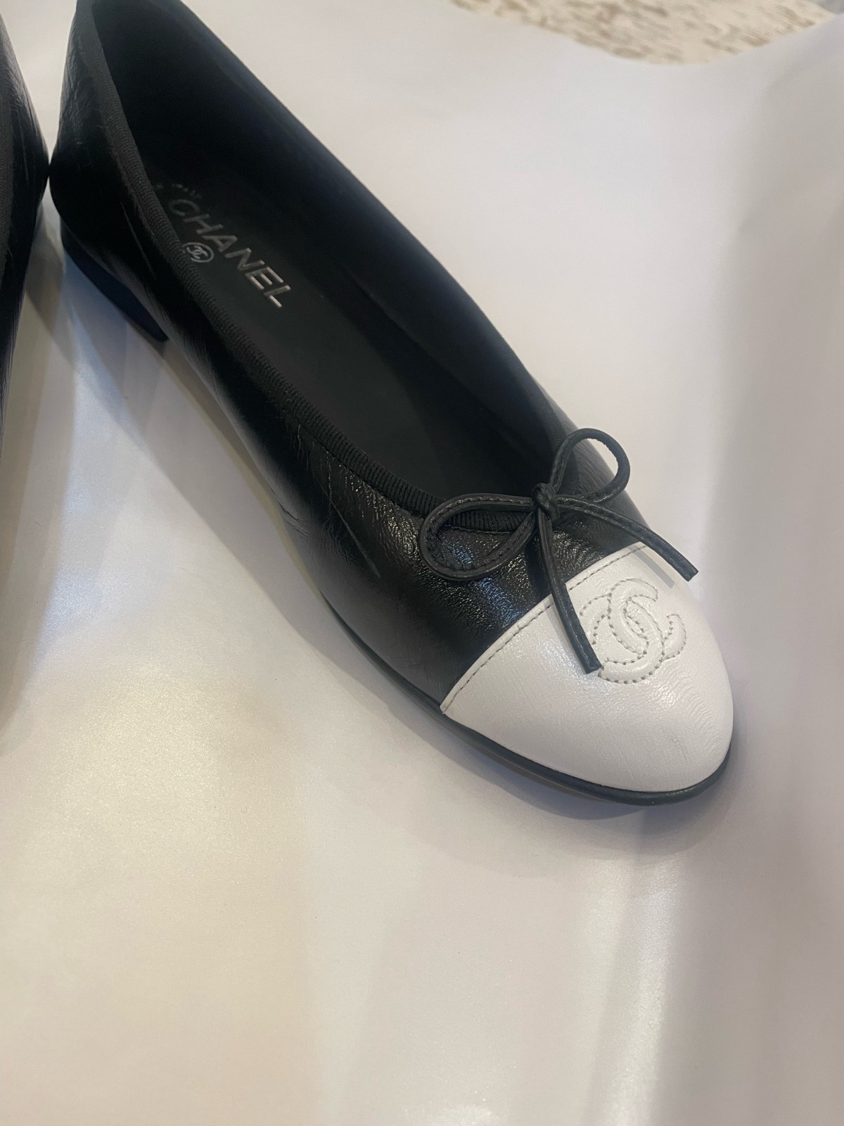 CHANEL SS26 Crumpled Shiny Lambskin Leather with White Cap Toe Ballet Flat 41.5