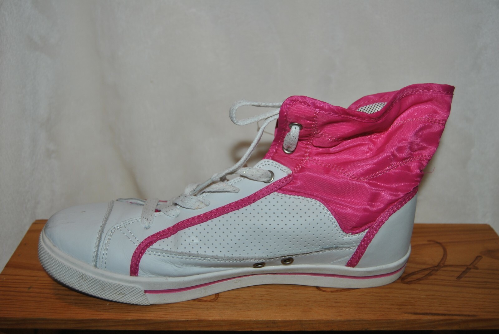 Women’s GOT TA FLURT White w Pink Trim High Top Athletic Shoes Size 9 Leather