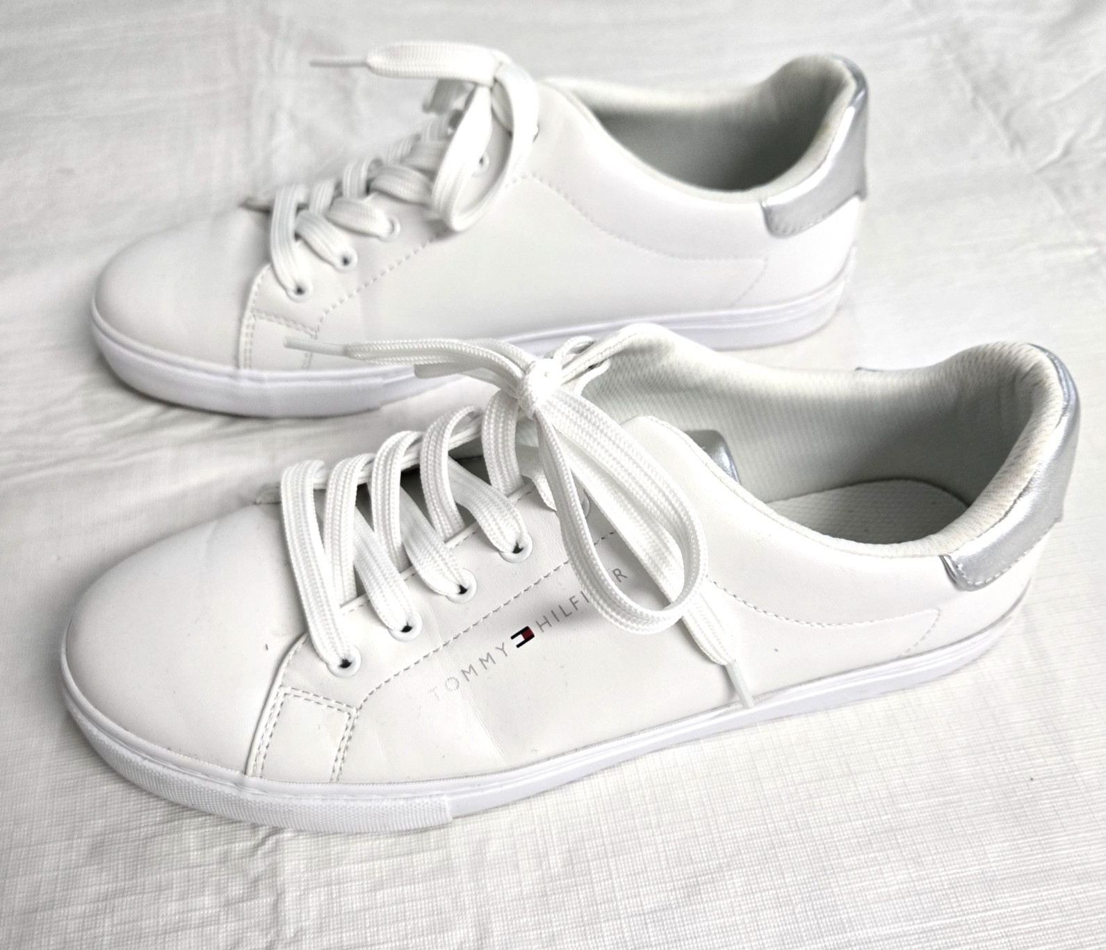 Tommy Hilfiger Lyan Womens Logo Low Top Sneakers White Silver US Size 9.5M