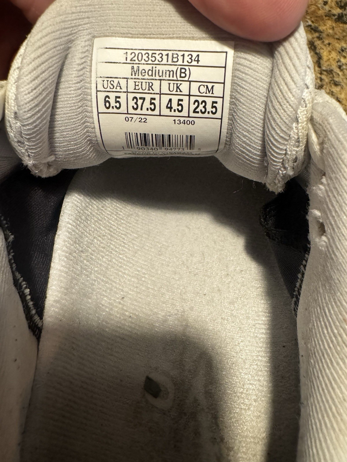 BROOKS ADRENALINE GTS 22 Size 6.5B Medium Width White & Gray Running Shoes Walk