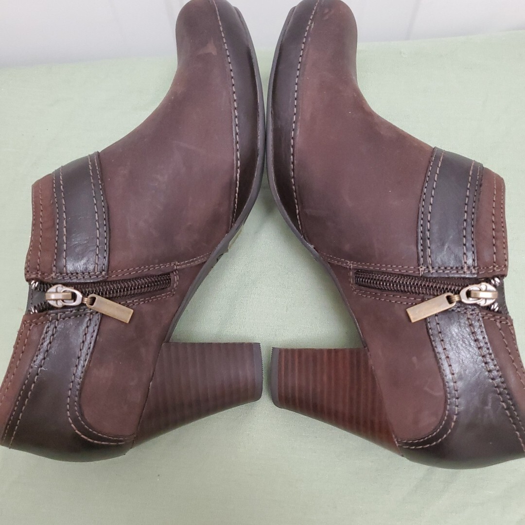 Clarks Artisan Brown Leather Ankle Bootie 8M Buckle Zip 2.75in Cuban Heel Office