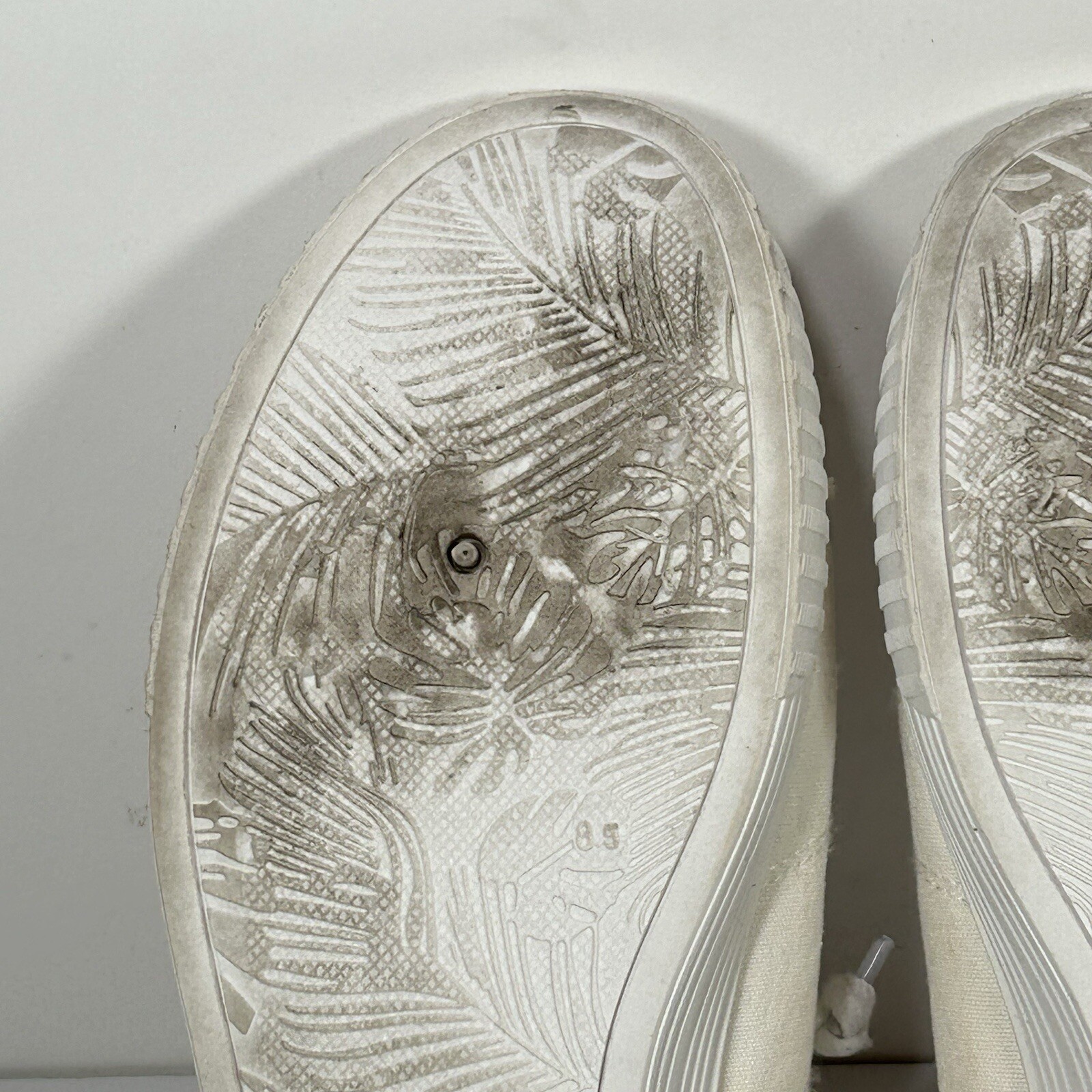 Tommy Bahama Sneaker Shoes Womens 8.5 Slip-On No Tie Cream Off White
