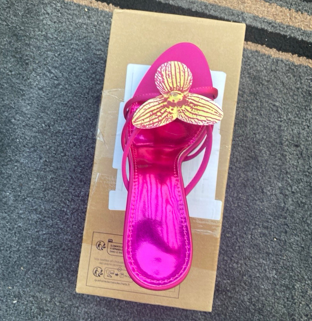 Women’s Pink Leather Strappy Slip-On Sandals Flower Accent Size 8.5 M