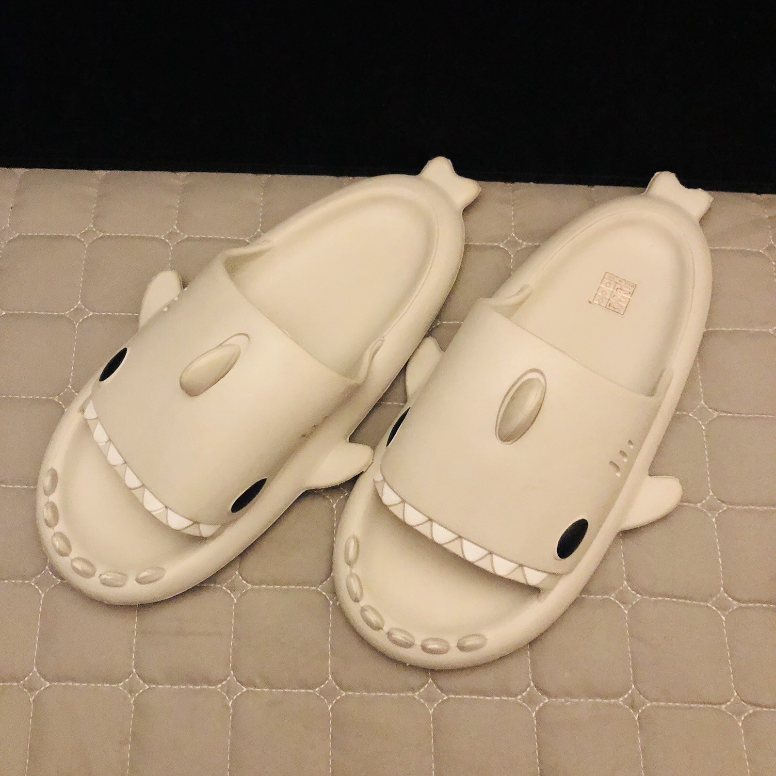 CRAYON FRIENDS SUMMER SHARK SLIPPERS SOFT NON-SLIP SHOWER WATER SLIDES 40-41