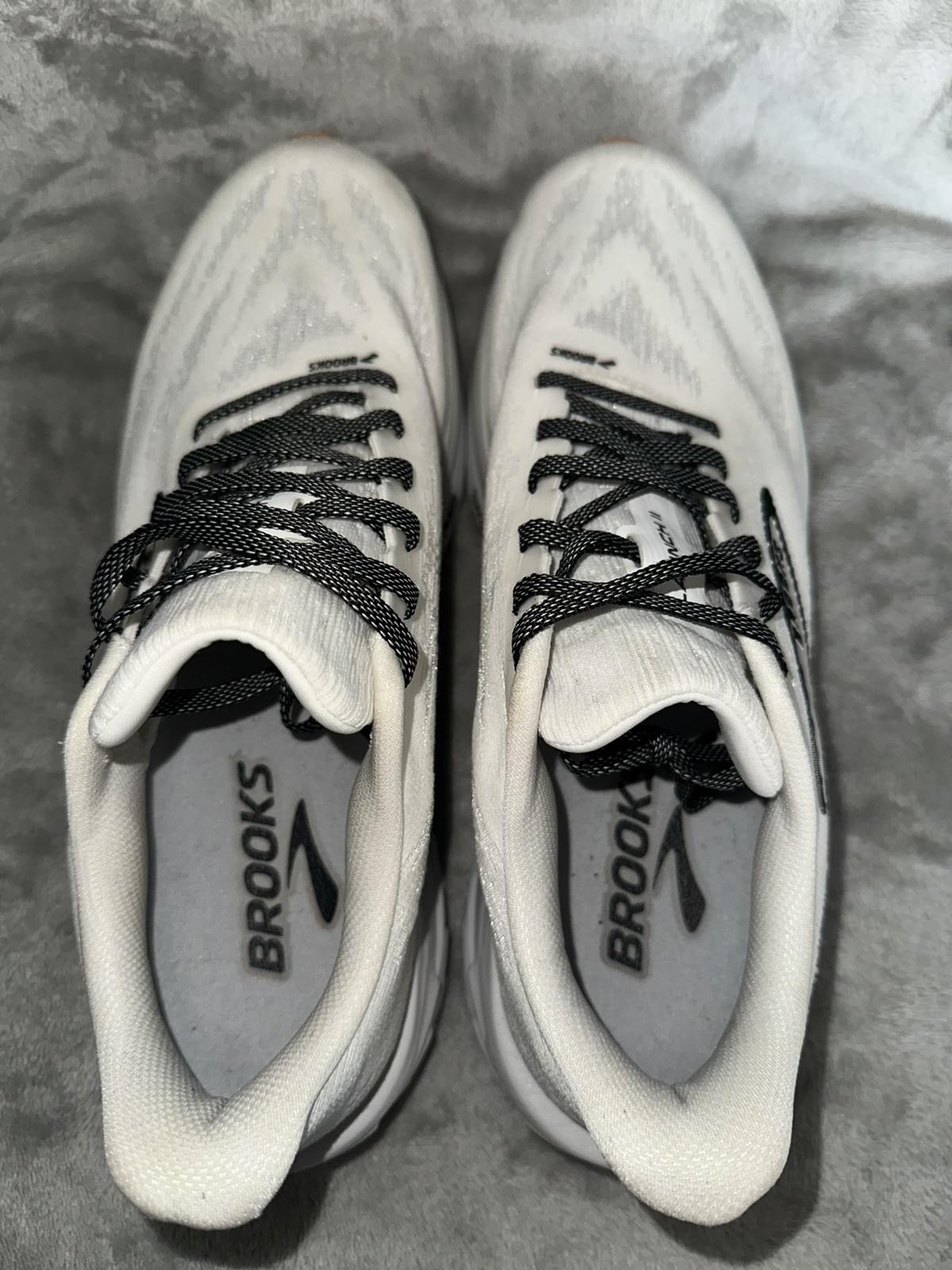 Brooks Launch 11 White Grey Black White Size 10.5 With Minor Defect