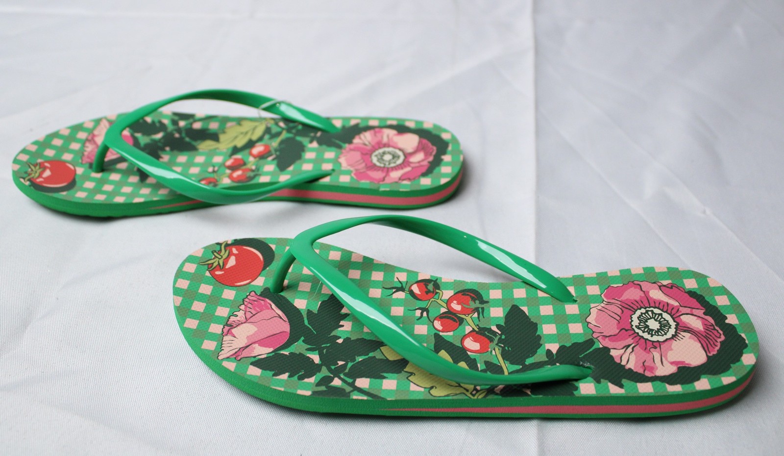 Vera Bradley Women’s Printed Flip Flops AC2 Tomato Vines Size: Medium (7/8)