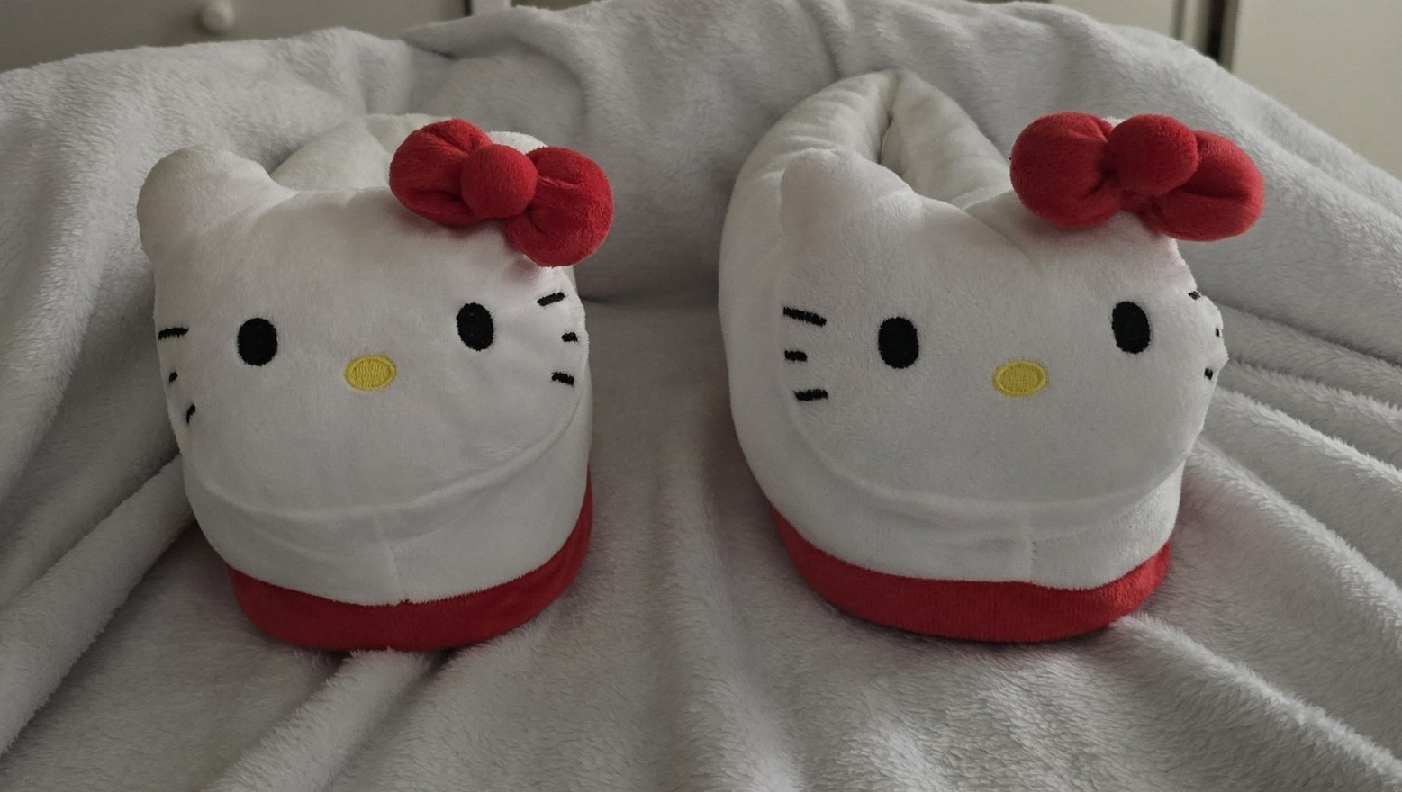 Hello Kitty Plush Slip-On Slippers Bow White/Red Women’s Size Med-large